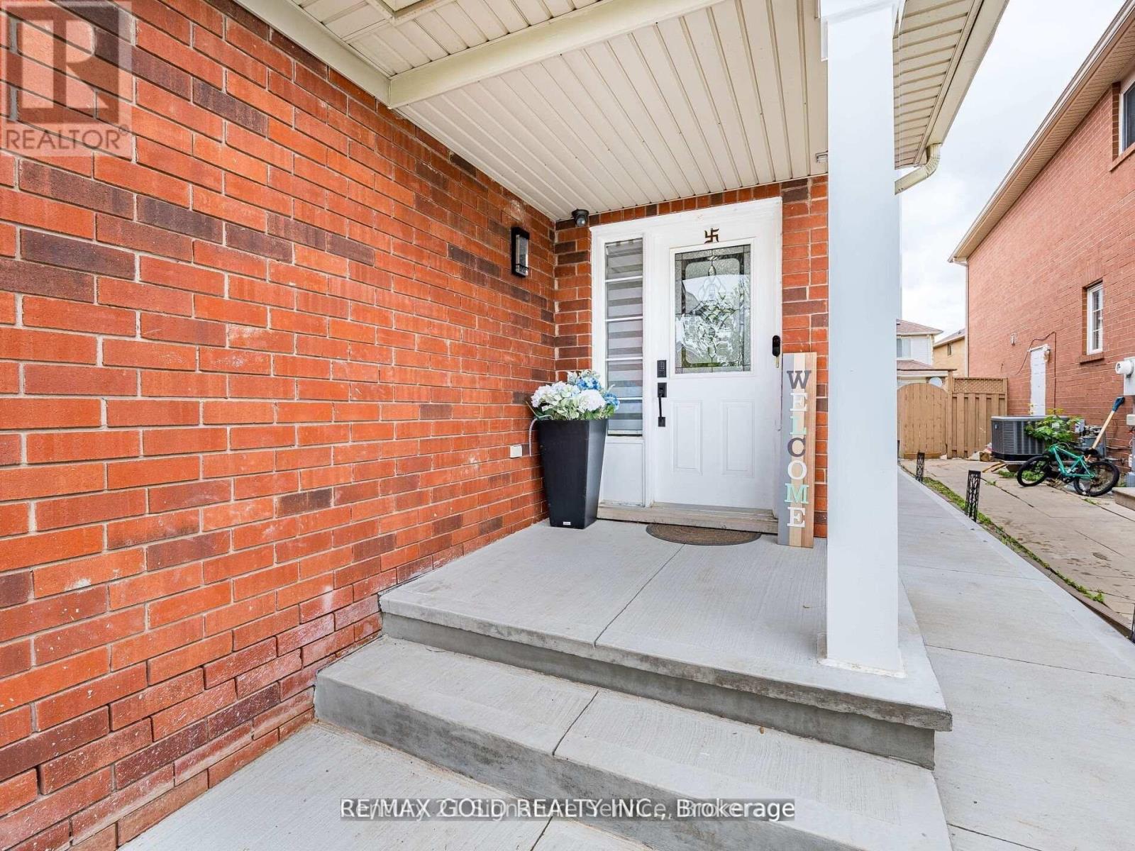 Upper - 7 Dunlop Court, Brampton, Ontario  L6X 4Z8 - Photo 2 - W12432085