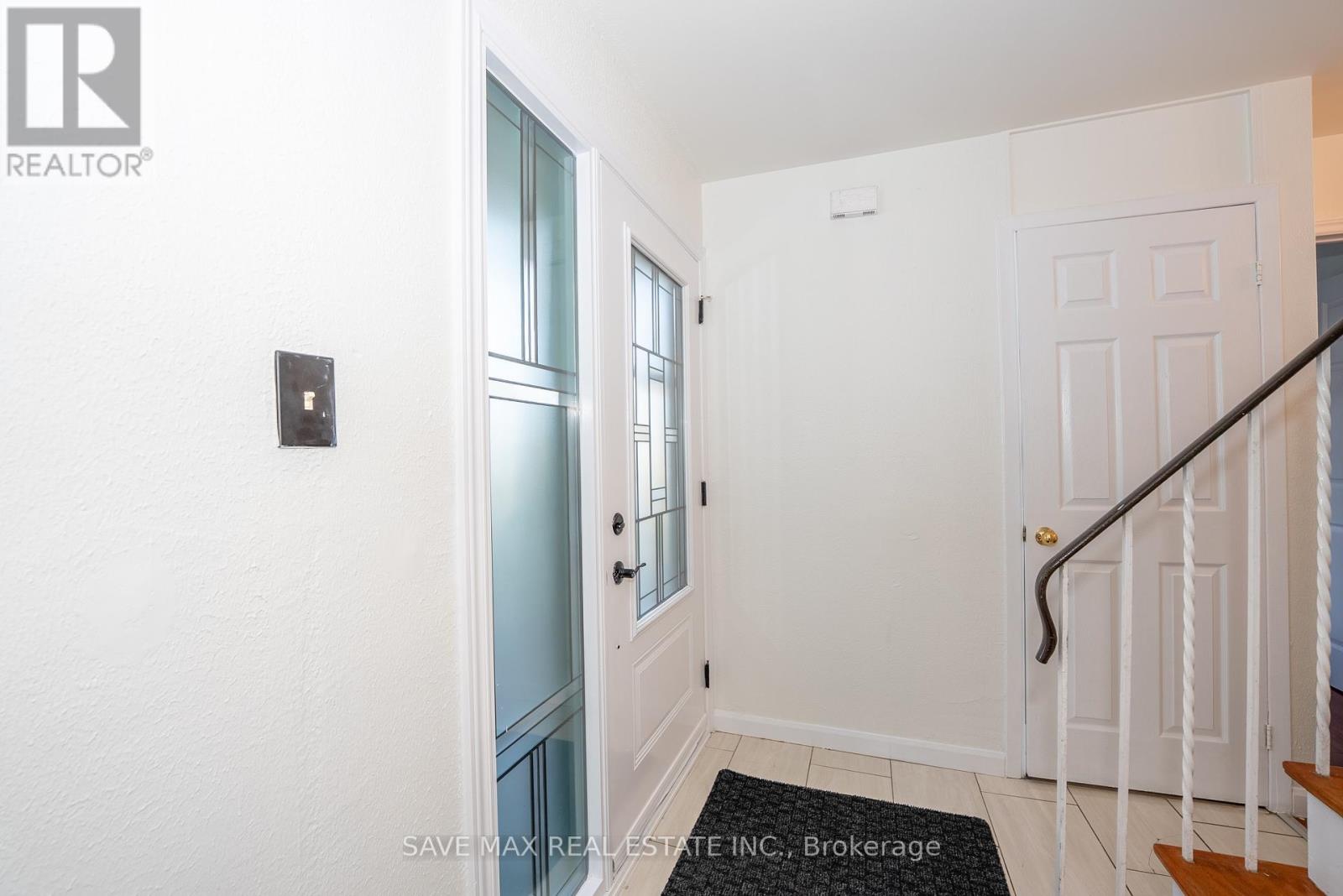 28 Gailwood Court, Brampton, Ontario  L6S 2E2 - Photo 5 - W12432090
