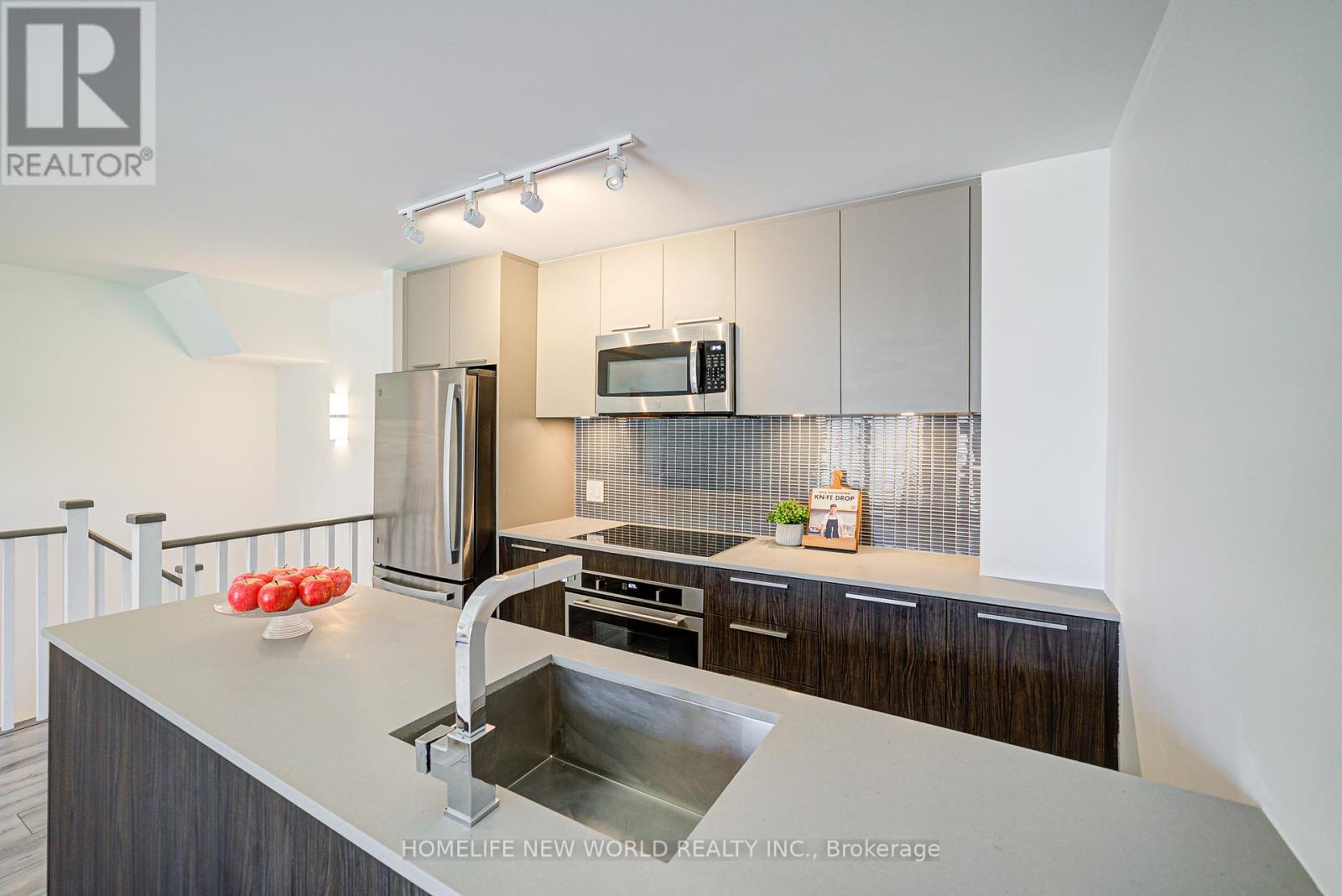 Th 18 - 10 Brin Drive, Toronto, Ontario  M8X 0B3 - Photo 4 - W12432162