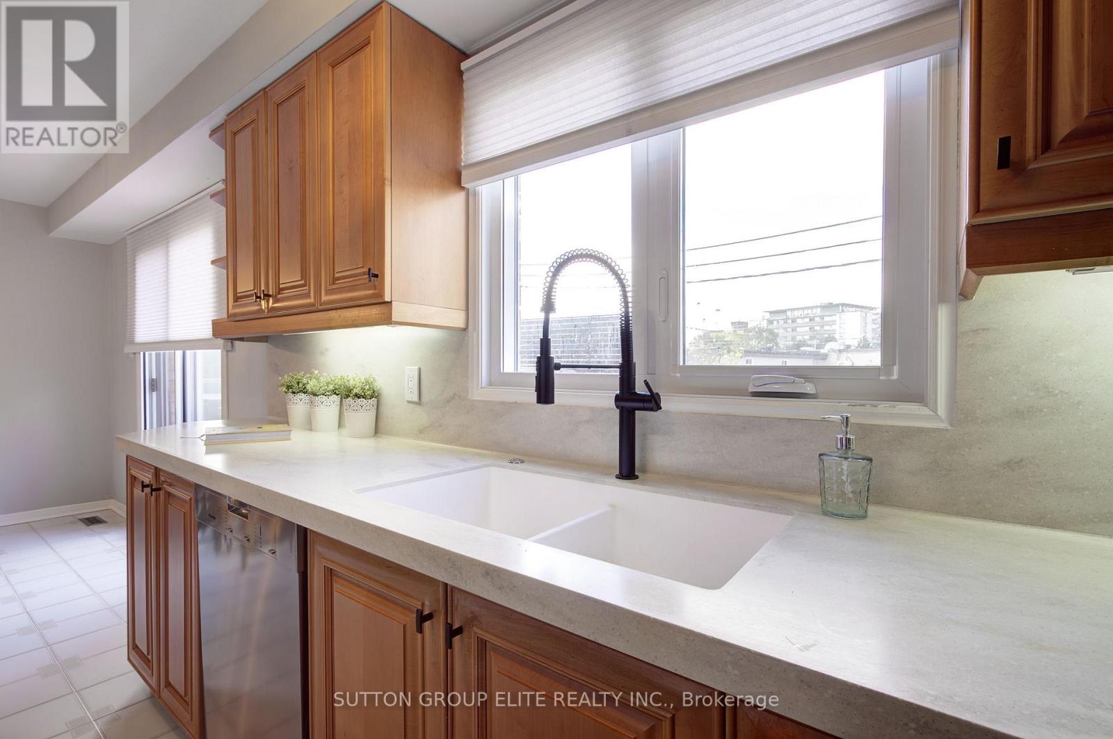 411 The Thicket, Mississauga, Ontario  L5G 4P6 - Photo 18 - W12432178