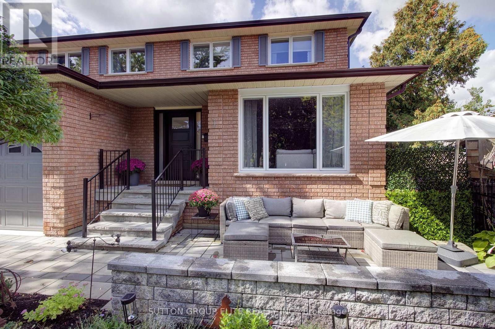 411 The Thicket, Mississauga, Ontario  L5G 4P6 - Photo 2 - W12432178