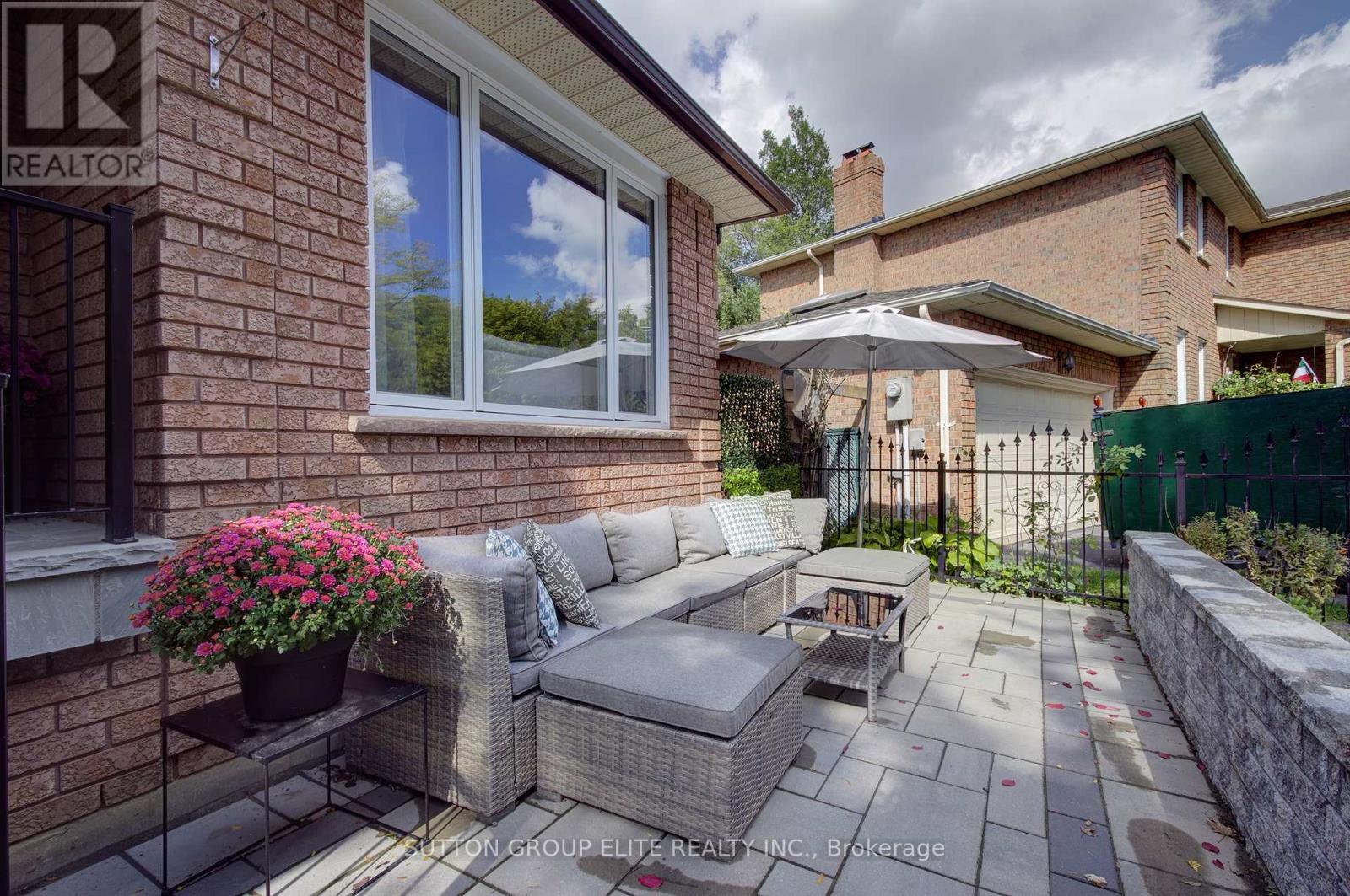 411 The Thicket, Mississauga, Ontario  L5G 4P6 - Photo 3 - W12432178