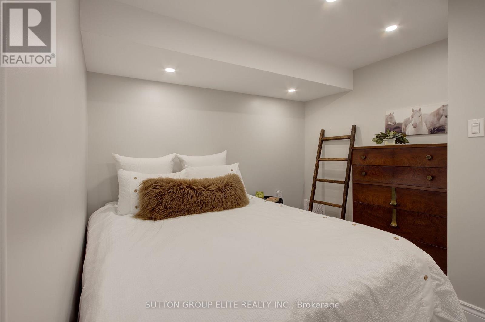 411 The Thicket, Mississauga, Ontario  L5G 4P6 - Photo 36 - W12432178