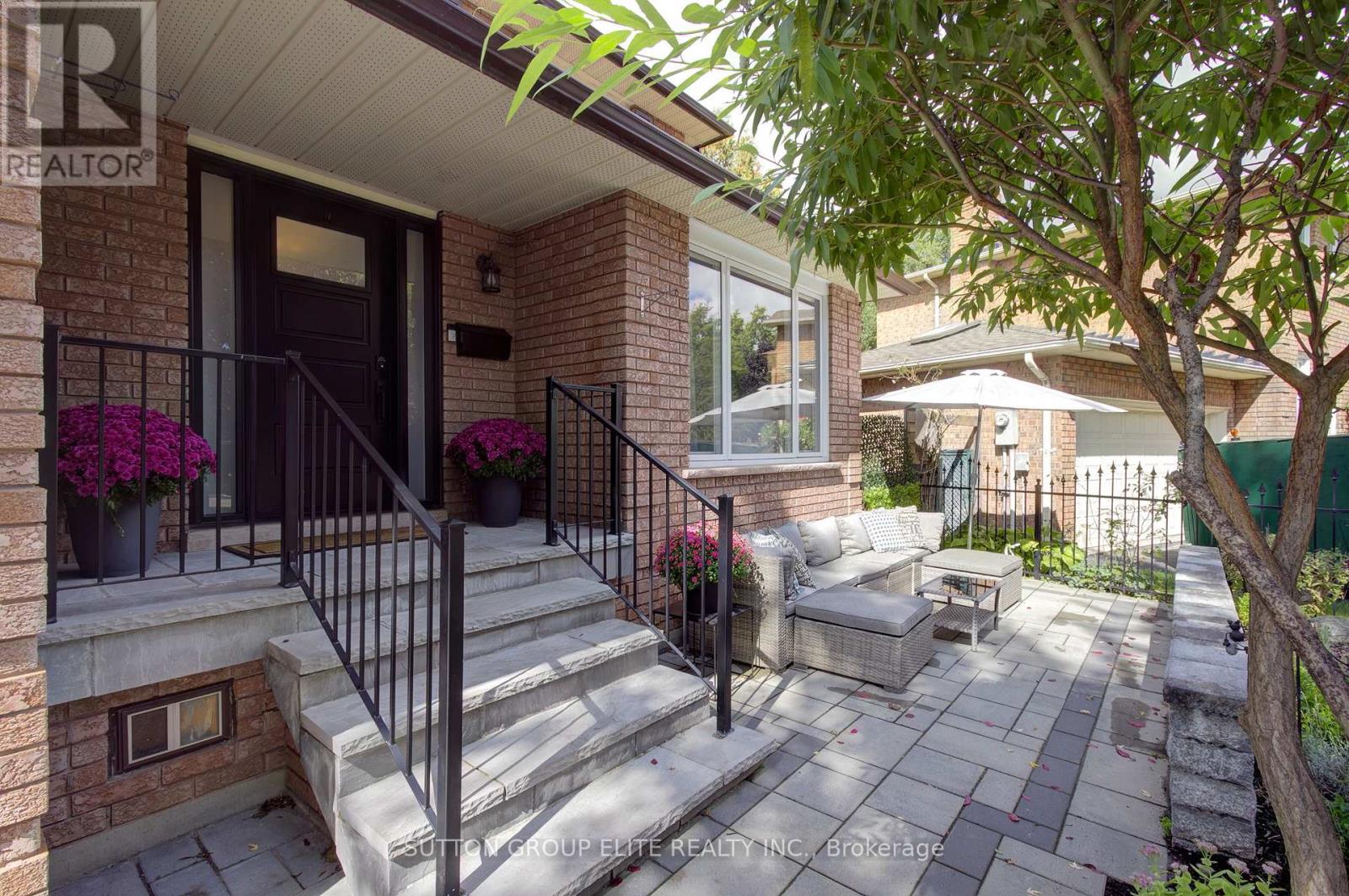 411 The Thicket, Mississauga, Ontario  L5G 4P6 - Photo 4 - W12432178