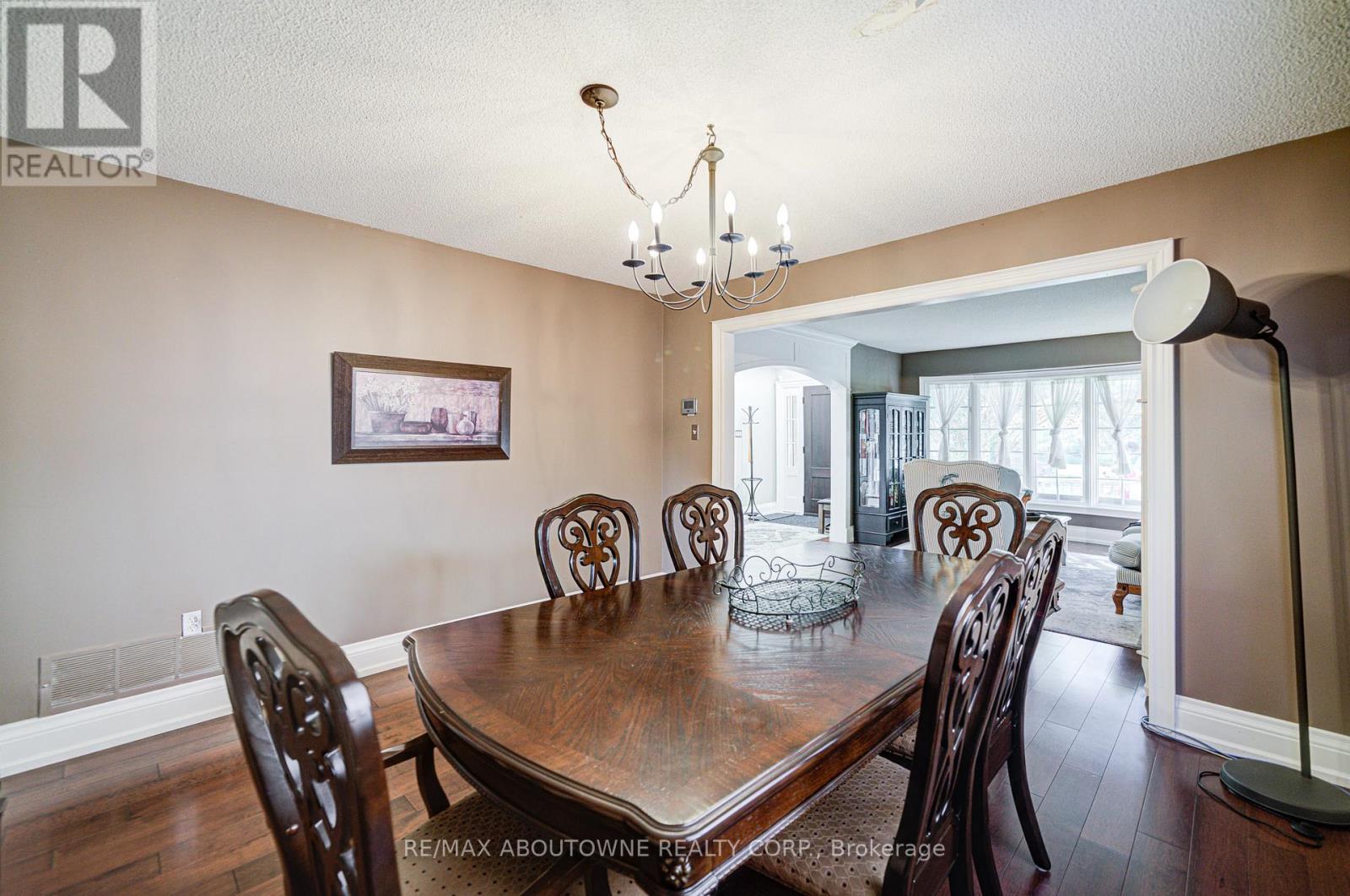 2193 Meadowland Drive, Oakville, Ontario  L6H 6H2 - Photo 11 - W12432182