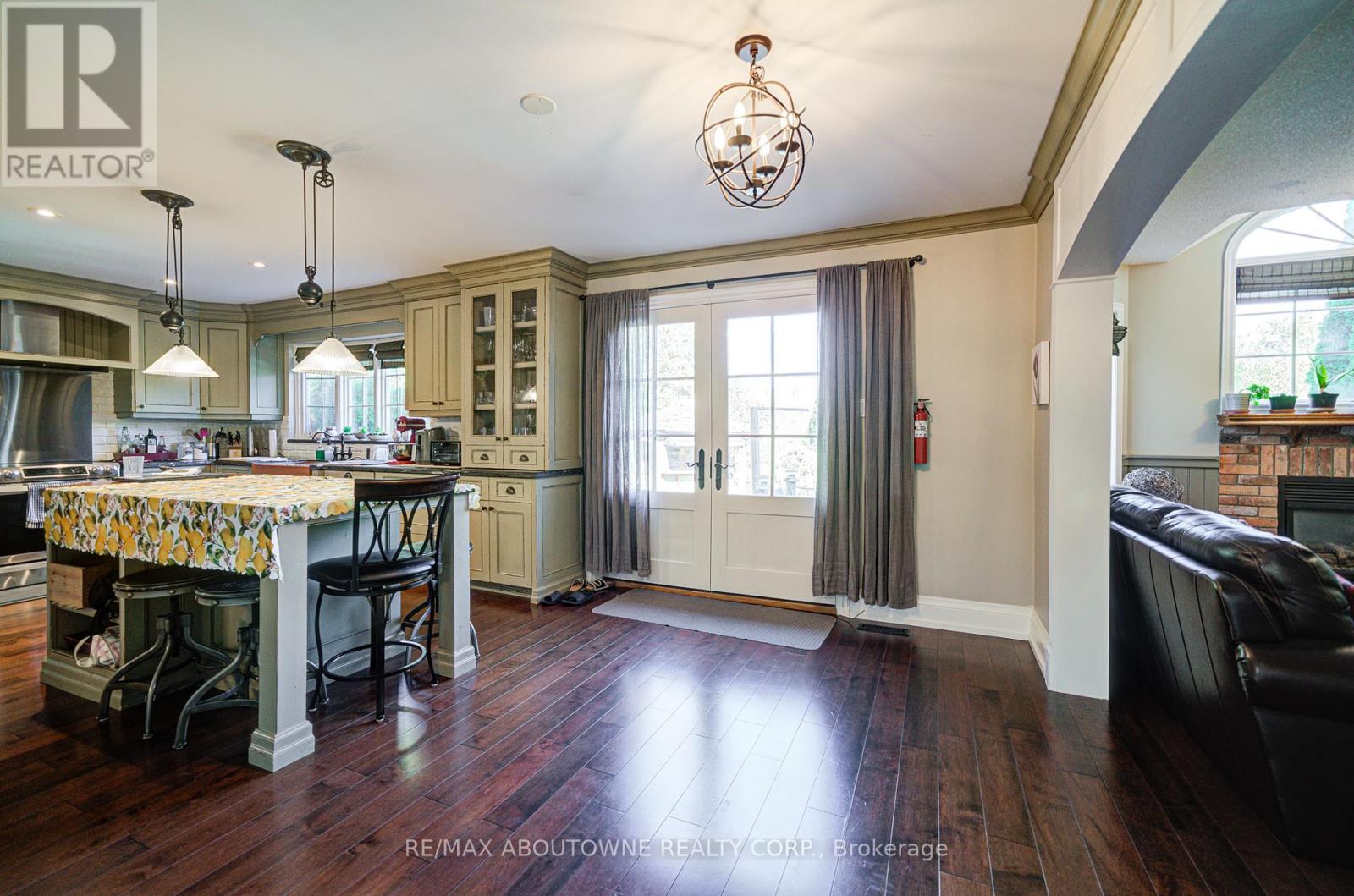 2193 Meadowland Drive, Oakville, Ontario  L6H 6H2 - Photo 18 - W12432182