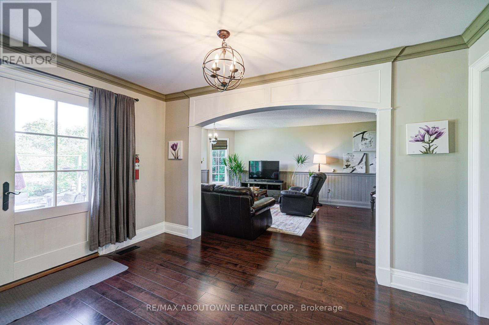 2193 Meadowland Drive, Oakville, Ontario  L6H 6H2 - Photo 19 - W12432182