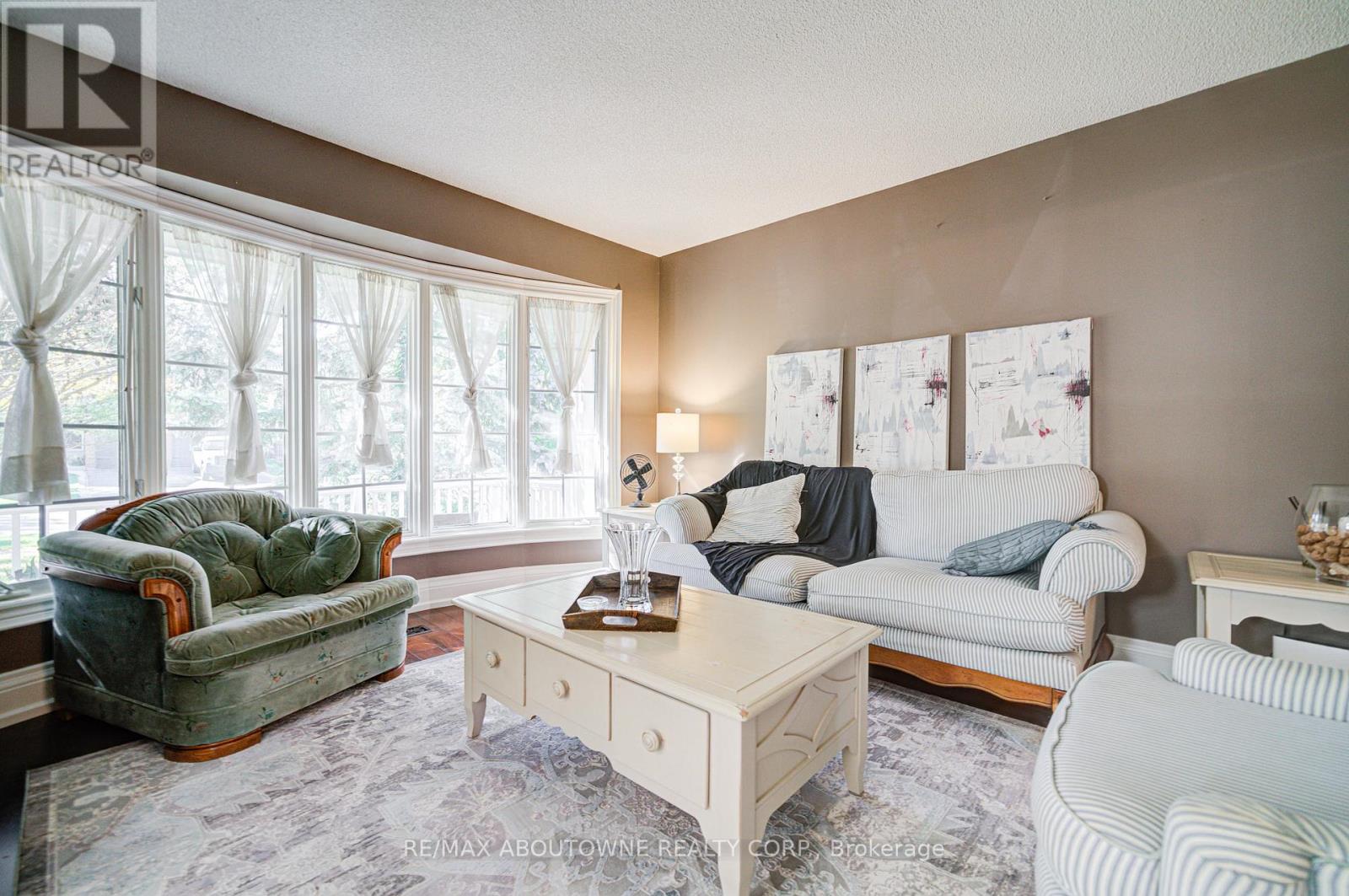 2193 Meadowland Drive, Oakville, Ontario  L6H 6H2 - Photo 5 - W12432182