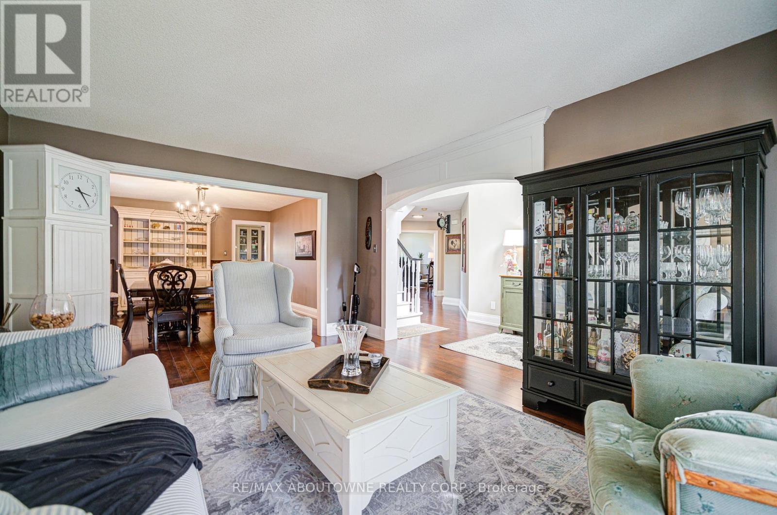 2193 Meadowland Drive, Oakville, Ontario  L6H 6H2 - Photo 6 - W12432182
