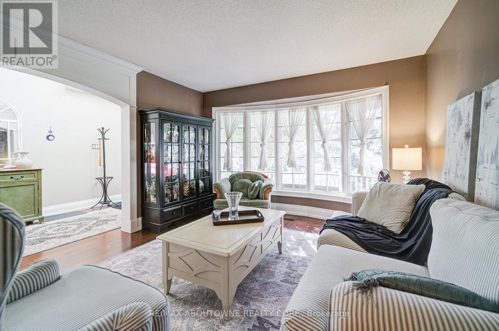 2193 Meadowland Drive, Oakville, Ontario  L6H 6H2 - Photo 7 - W12432182