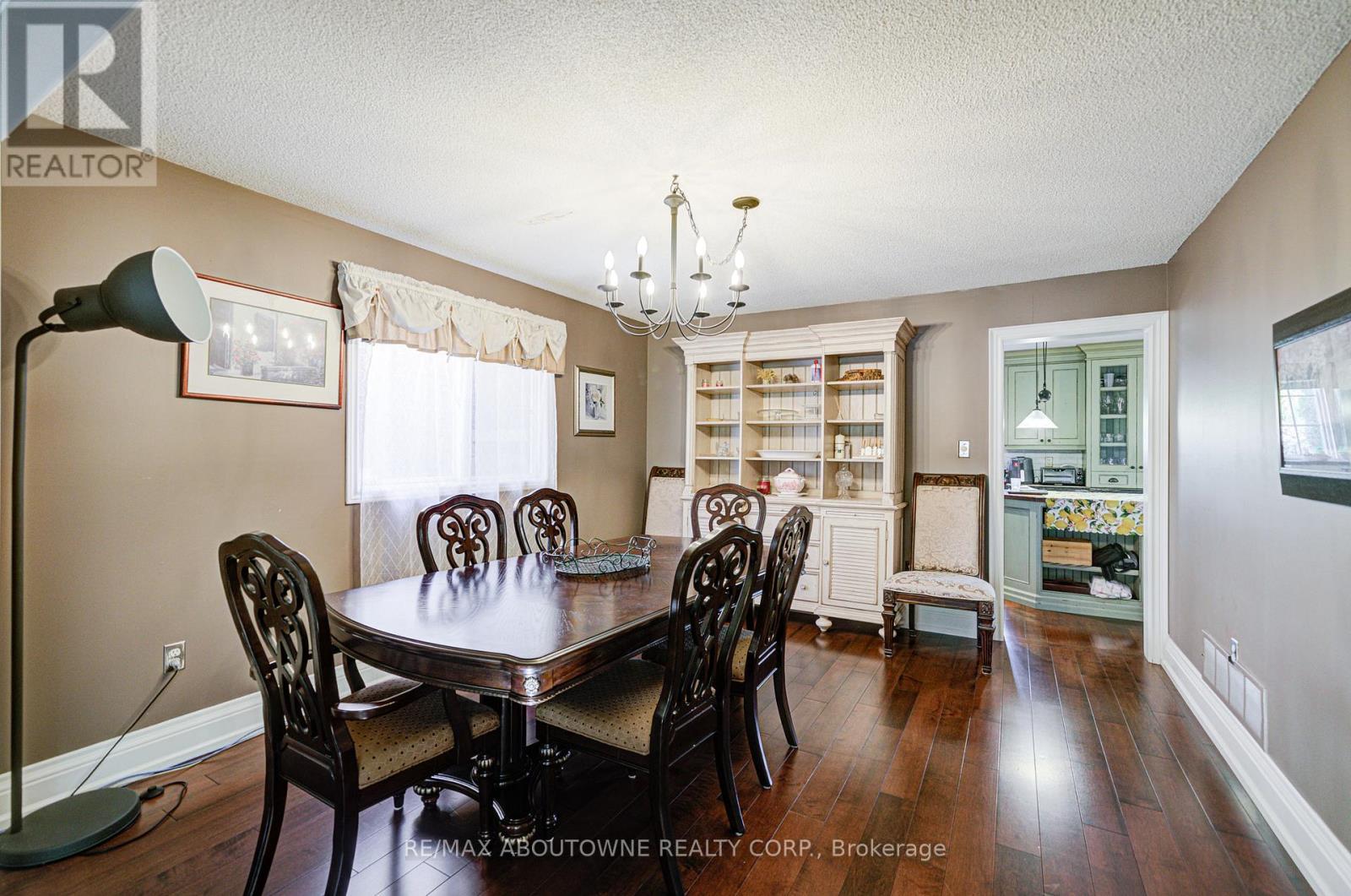 2193 Meadowland Drive, Oakville, Ontario  L6H 6H2 - Photo 9 - W12432182