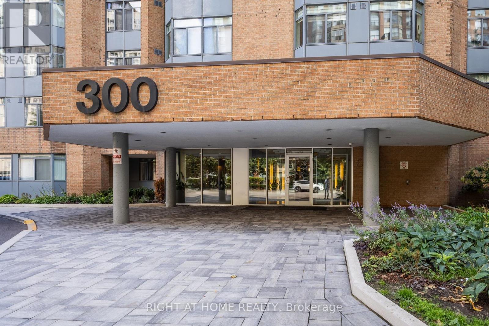 706 - 300 Webb Drive, Mississauga, Ontario  L5B 3W3 - Photo 2 - W12432195