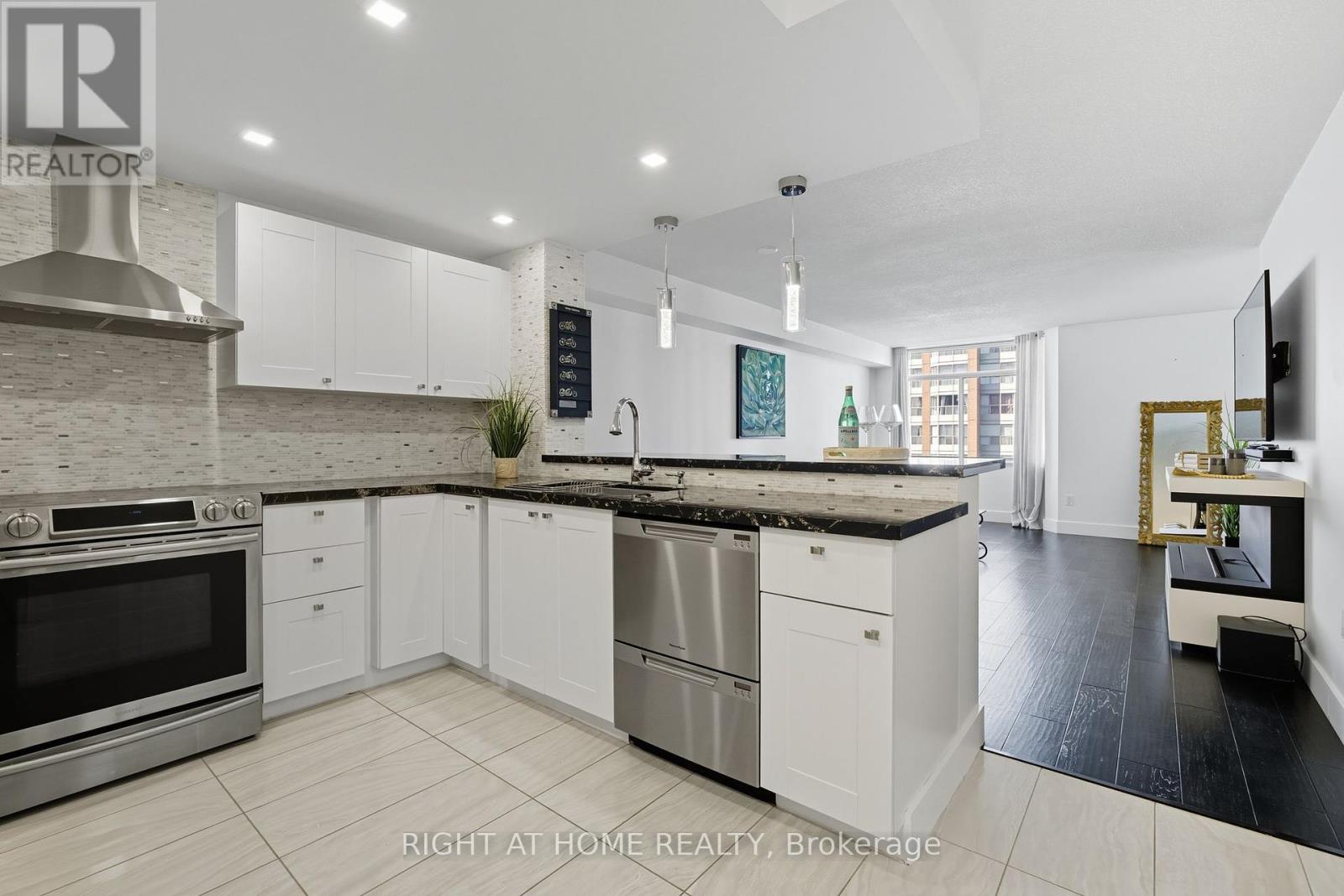 706 - 300 Webb Drive, Mississauga, Ontario  L5B 3W3 - Photo 4 - W12432195