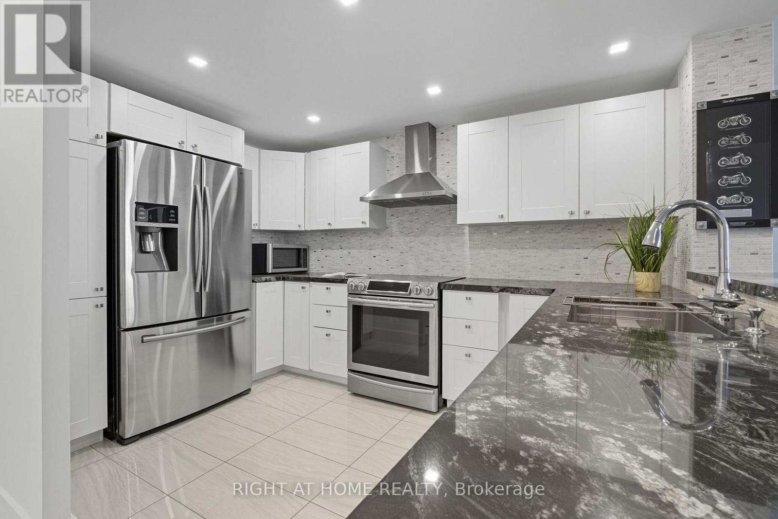 706 - 300 Webb Drive, Mississauga, Ontario  L5B 3W3 - Photo 5 - W12432195