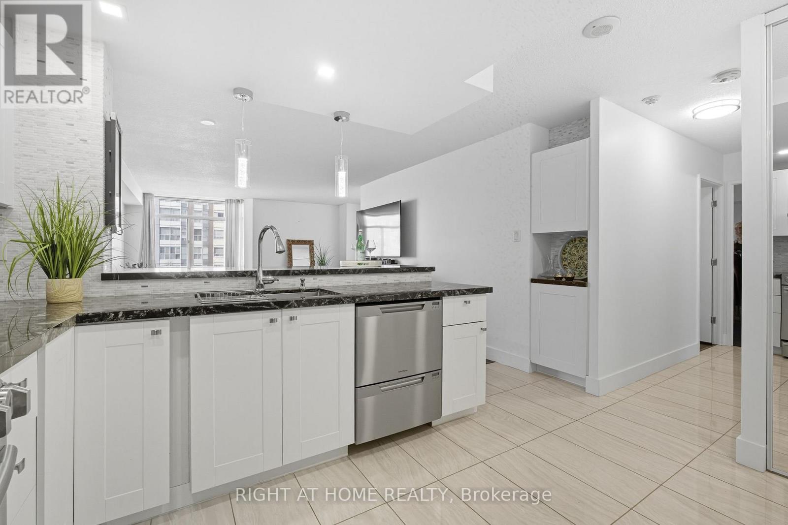 706 - 300 Webb Drive, Mississauga, Ontario  L5B 3W3 - Photo 6 - W12432195