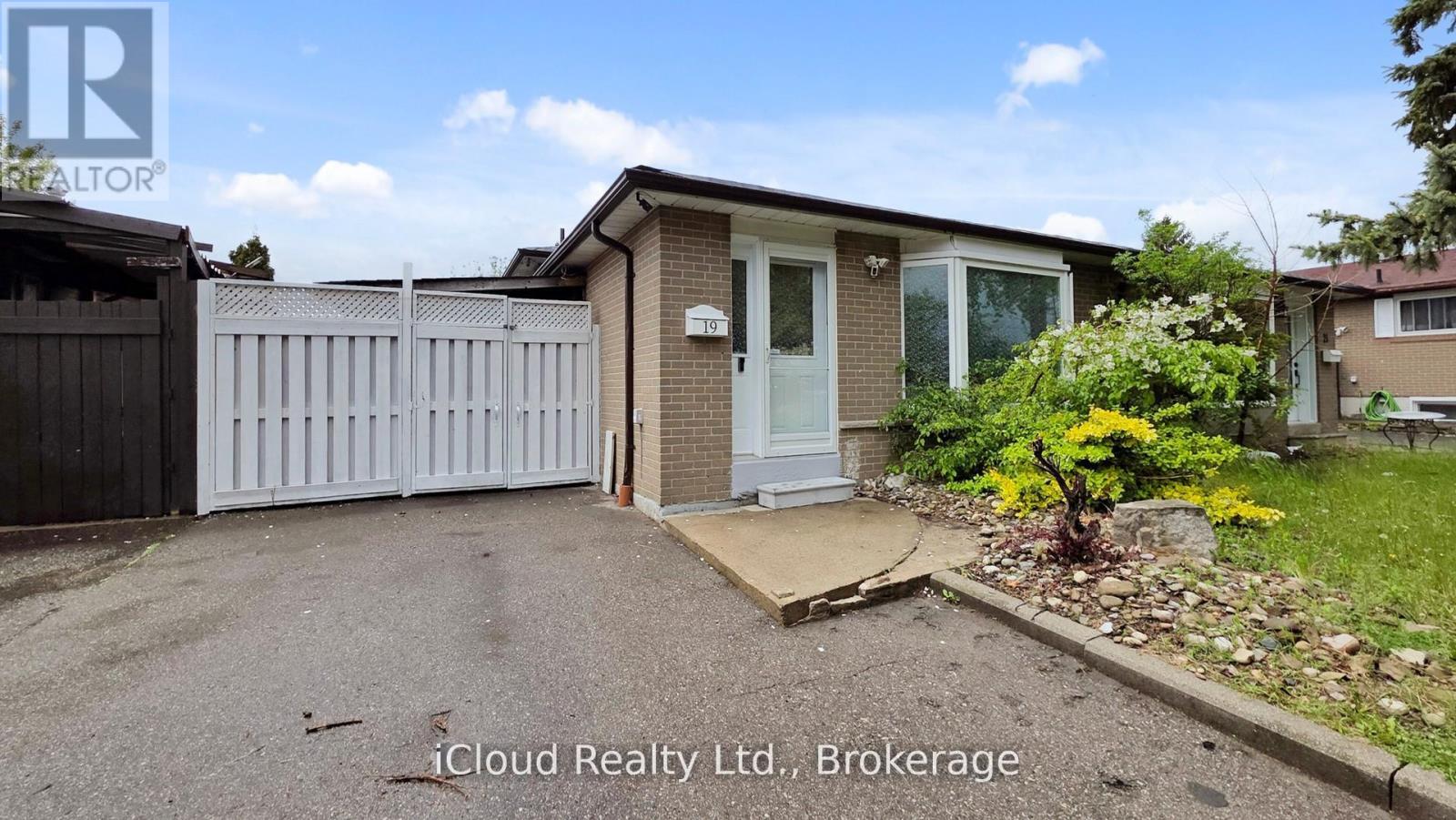 19 Flamingo Crescent, Brampton, Ontario  L6T 2G4 - Photo 3 - W12432200
