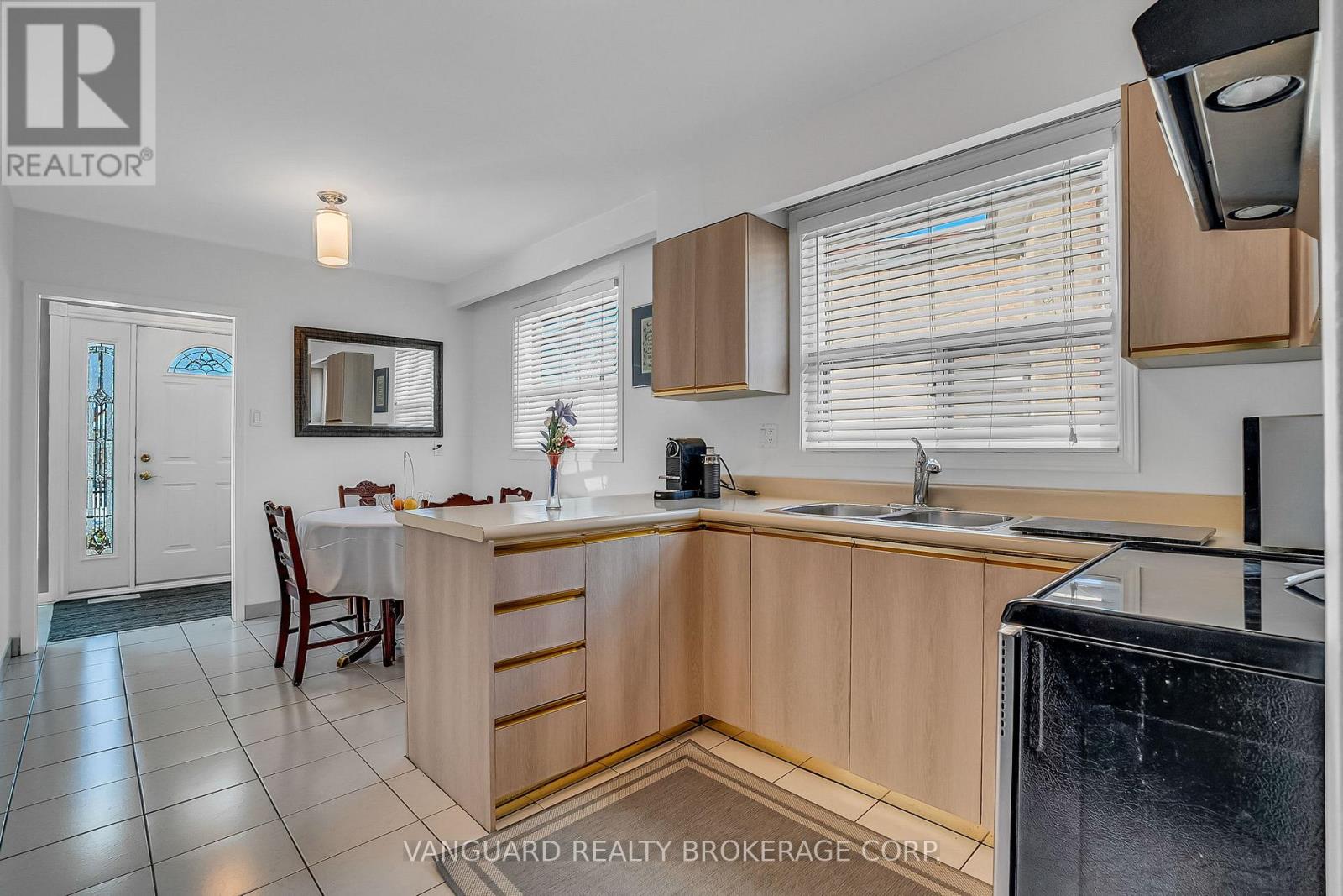 61 Gambello Crescent, Toronto, Ontario  M3J 1W2 - Photo 12 - W12432235