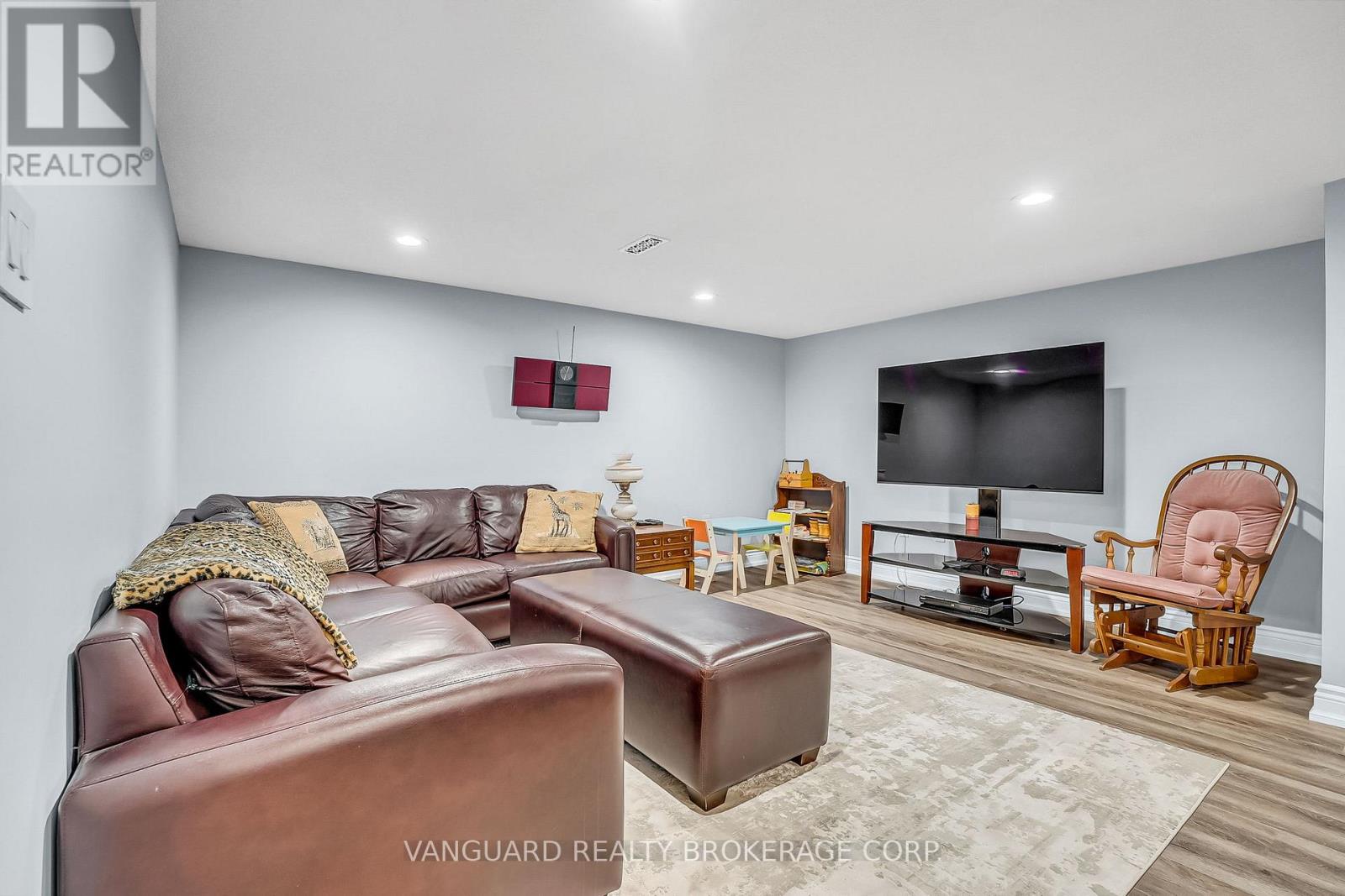 61 Gambello Crescent, Toronto, Ontario  M3J 1W2 - Photo 33 - W12432235