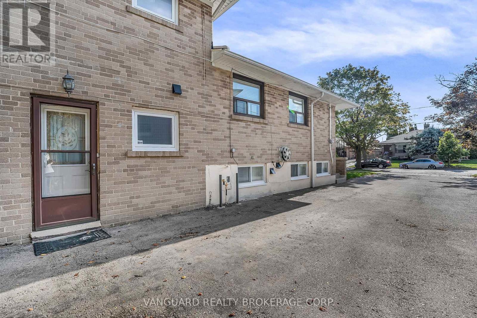 61 Gambello Crescent, Toronto, Ontario  M3J 1W2 - Photo 39 - W12432235