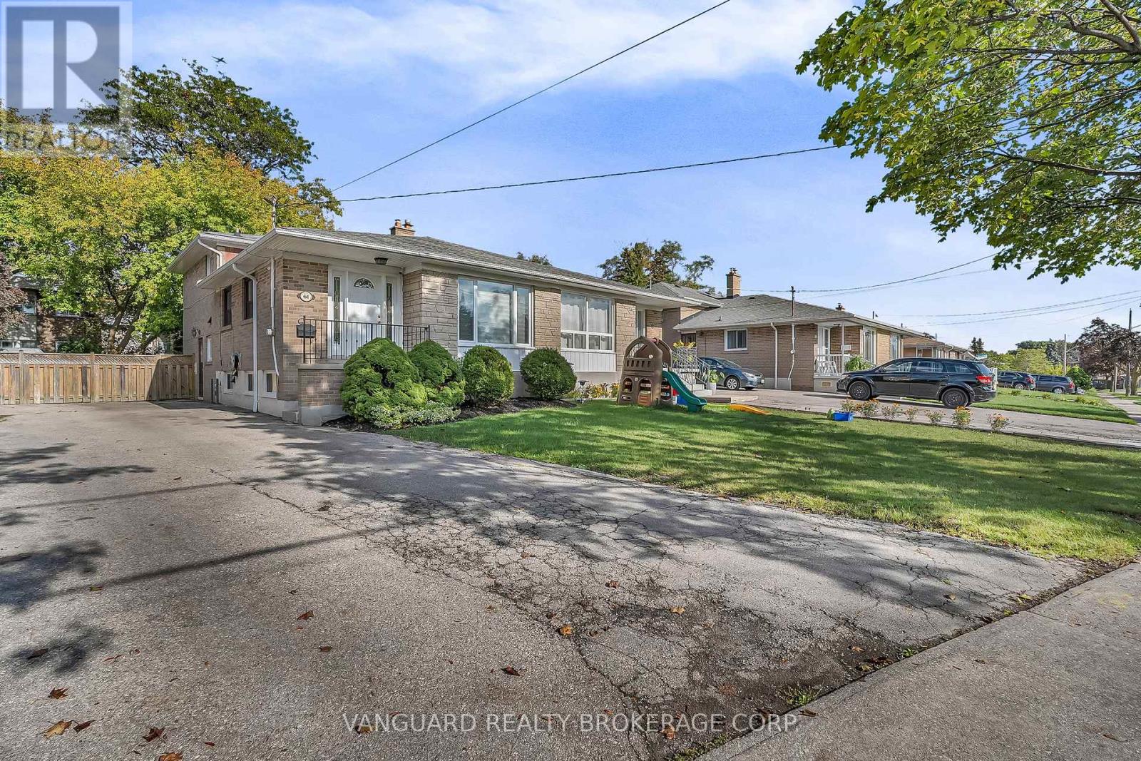 61 Gambello Crescent, Toronto, Ontario  M3J 1W2 - Photo 4 - W12432235