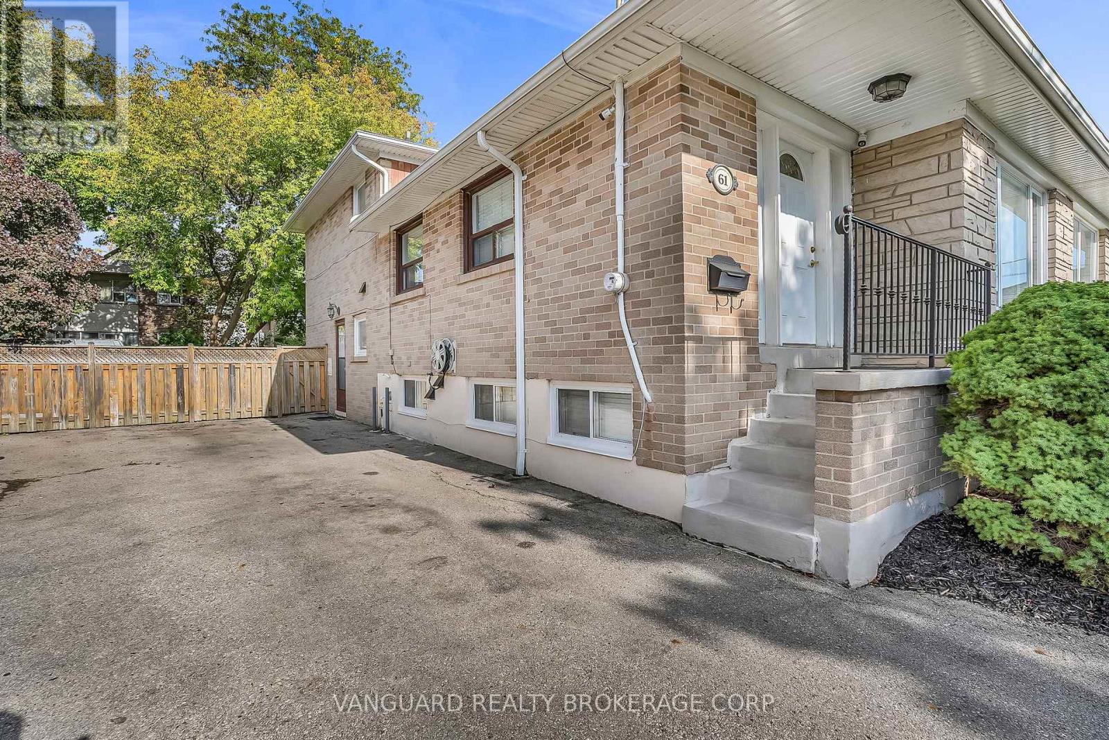 61 Gambello Crescent, Toronto, Ontario  M3J 1W2 - Photo 5 - W12432235