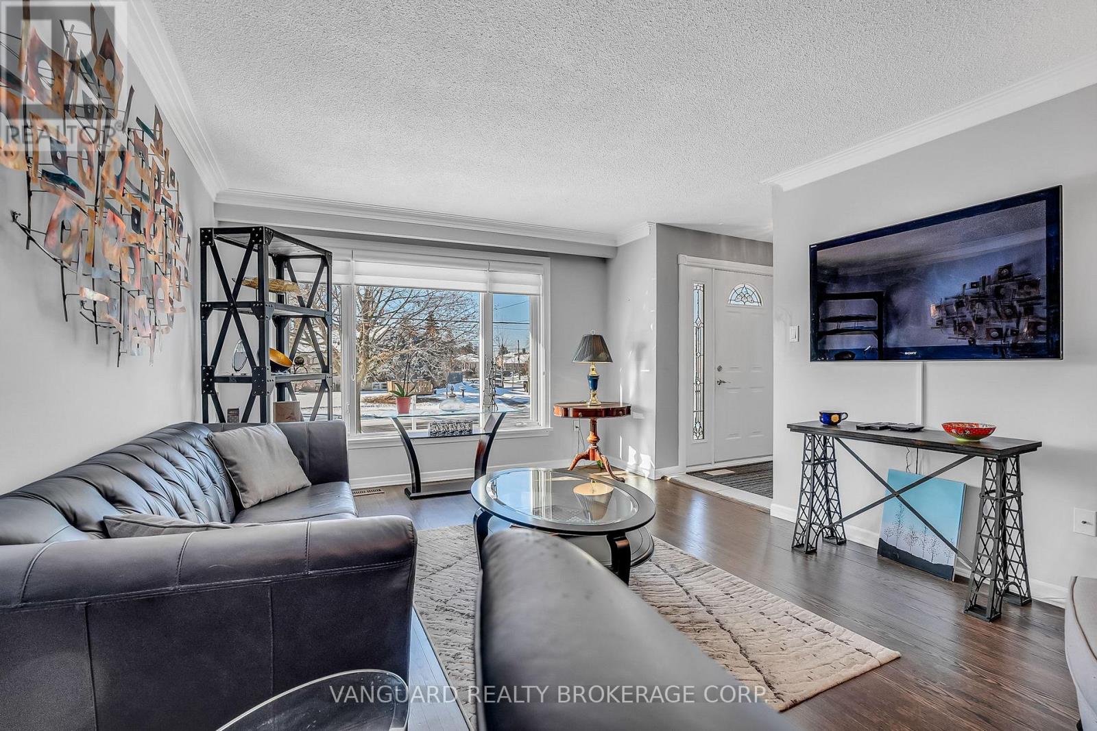 61 Gambello Crescent, Toronto, Ontario  M3J 1W2 - Photo 8 - W12432235