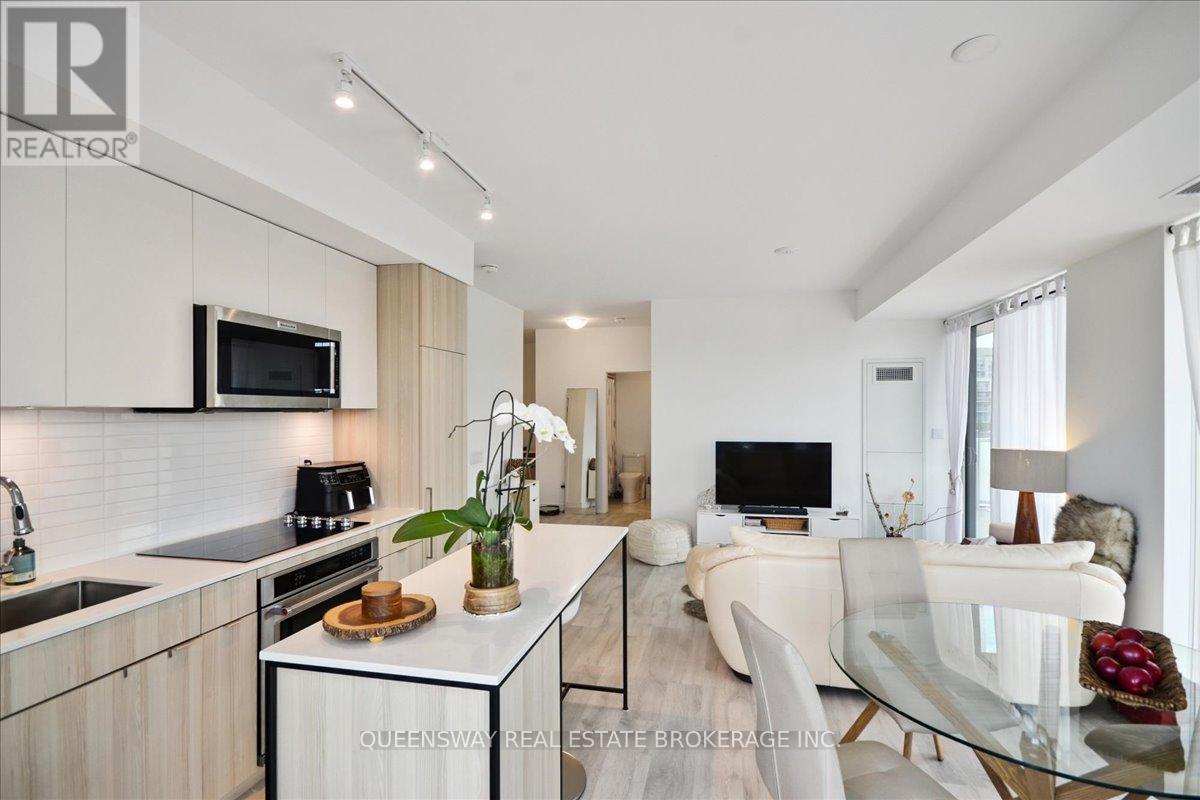 443 - 215 Lakeshore Road W, Mississauga, Ontario  L5H 0A7 - Photo 11 - W12432238