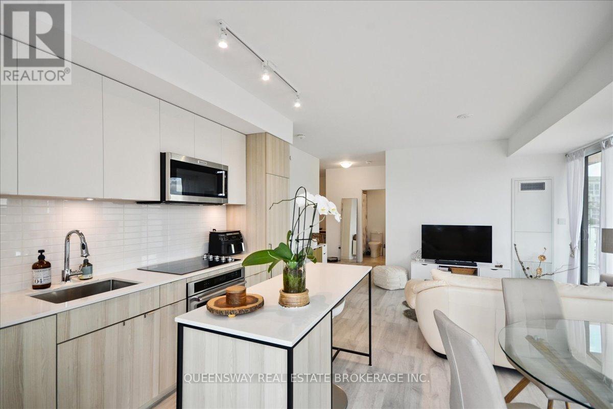 443 - 215 Lakeshore Road W, Mississauga, Ontario  L5H 0A7 - Photo 2 - W12432238