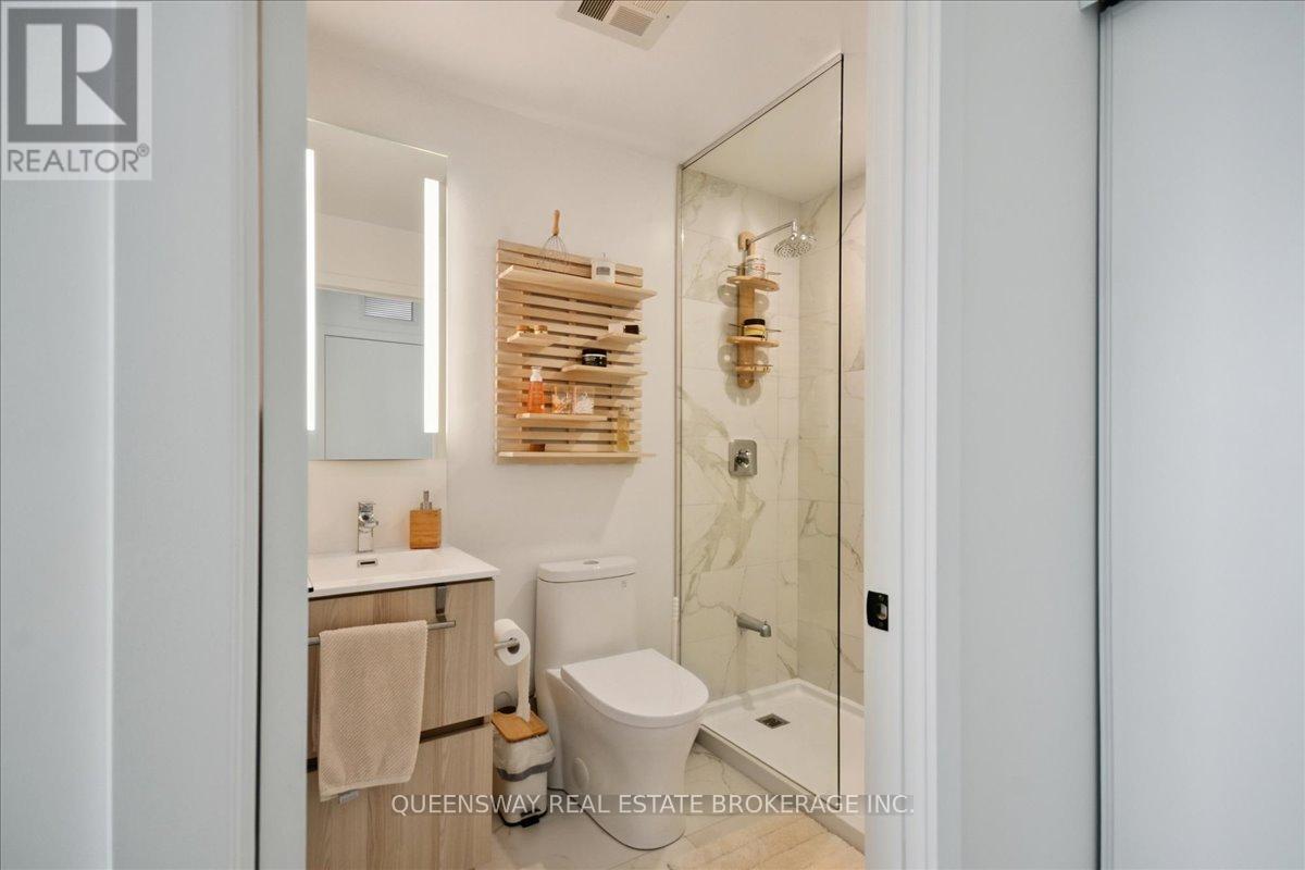 443 - 215 Lakeshore Road W, Mississauga, Ontario  L5H 0A7 - Photo 21 - W12432238