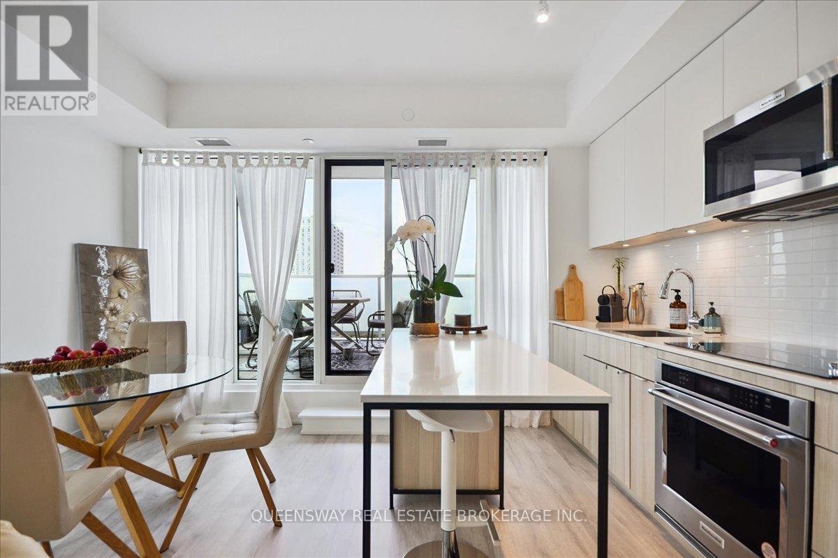 443 - 215 Lakeshore Road W, Mississauga, Ontario  L5H 0A7 - Photo 4 - W12432238