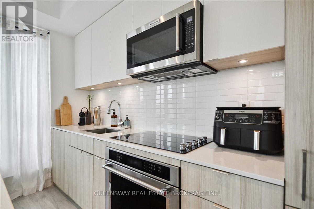 443 - 215 Lakeshore Road W, Mississauga, Ontario  L5H 0A7 - Photo 8 - W12432238