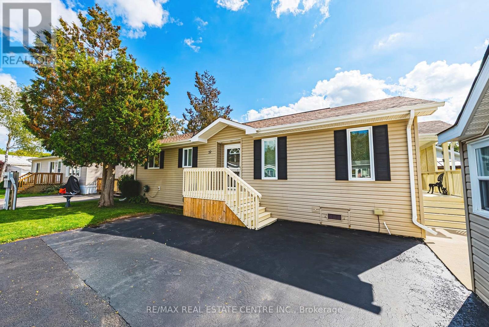 32 Water Street Pvt Street, Puslinch, Ontario  N1H 6H9 - Photo 2 - X12432135