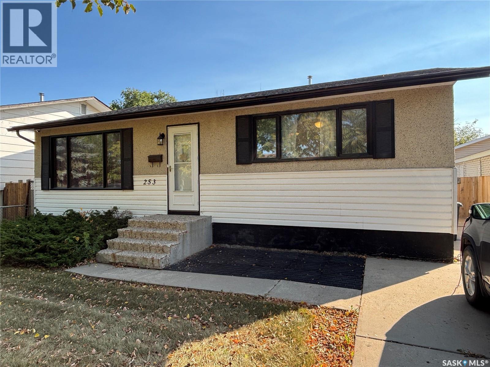 253 Lloyd CRESCENT, Saskatoon, Saskatchewan