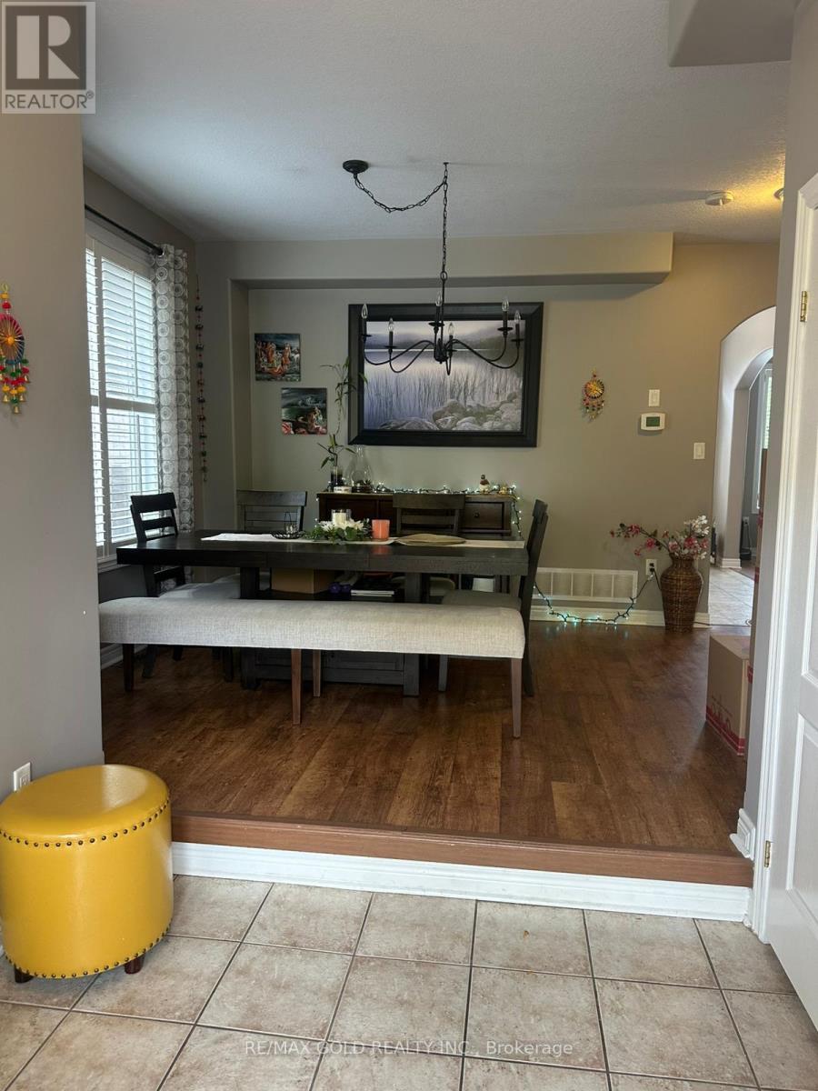 28 Sovereign's Gate, Barrie, Ontario  L4N 0K7 - Photo 3 - S12431201