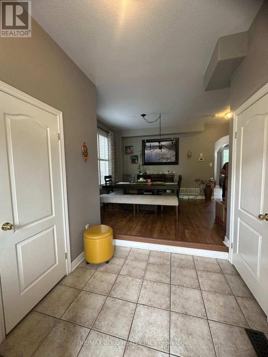 28 Sovereign's Gate, Barrie, Ontario  L4N 0K7 - Photo 5 - S12431201