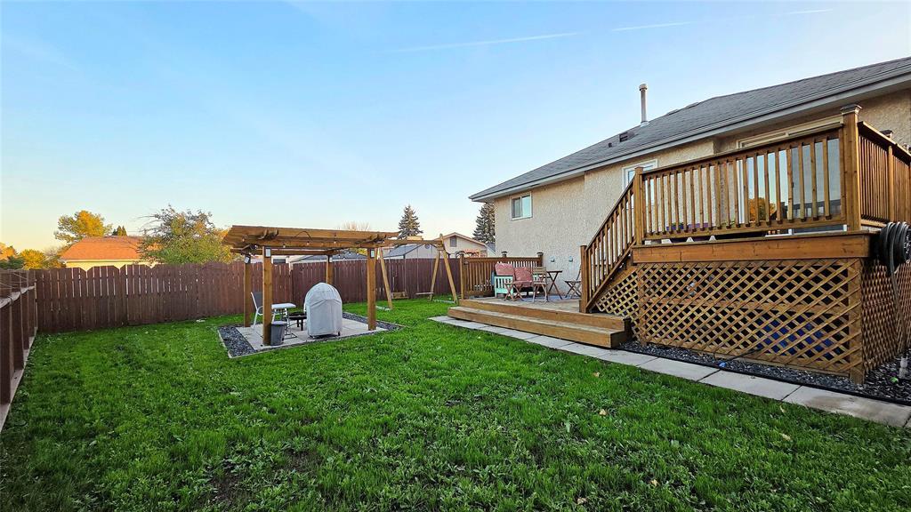 10 Malibu Road, Winnipeg, Manitoba  R2R 2J4 - Photo 3 - 202525294