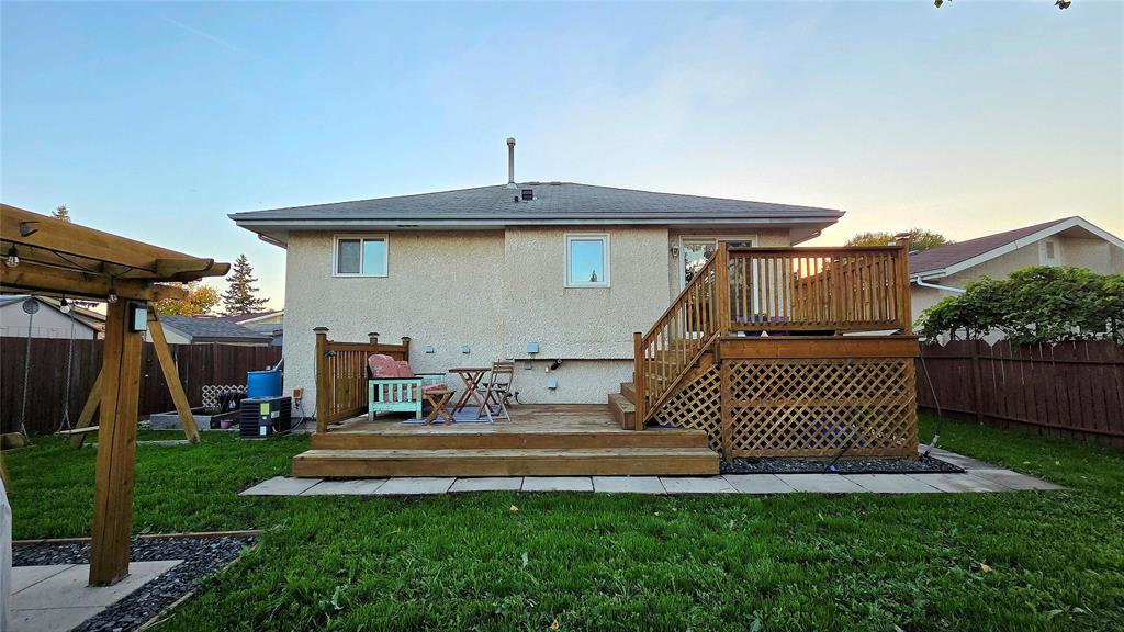 10 Malibu Road, Winnipeg, Manitoba  R2R 2J4 - Photo 4 - 202525294