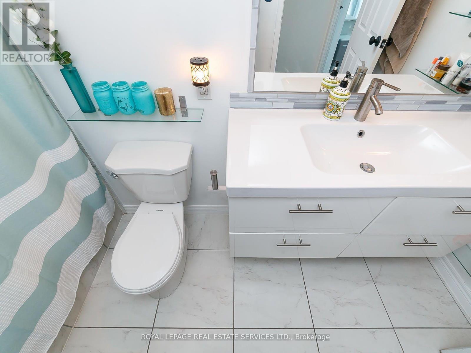 407 - 10 Queens Quay W, Toronto, Ontario  M5J 2R9 - Photo 17 - C12432291