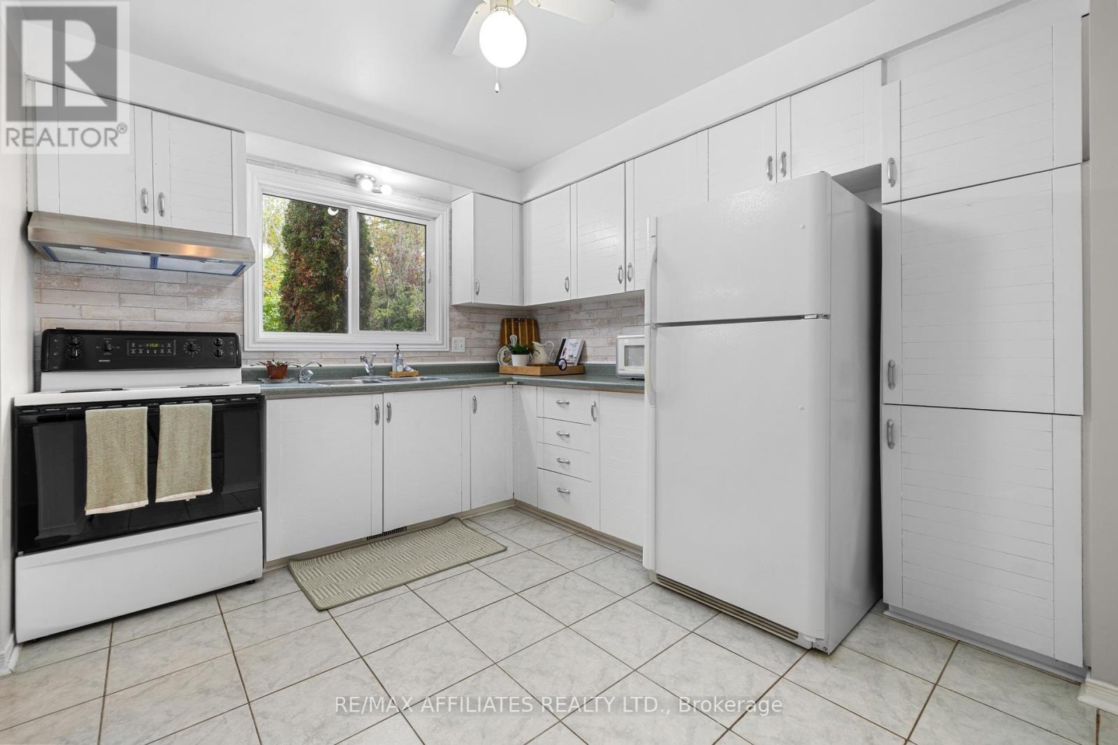 20 Garden Avenue, Perth, Ontario  K7H 3L9 - Photo 7 - X12432365