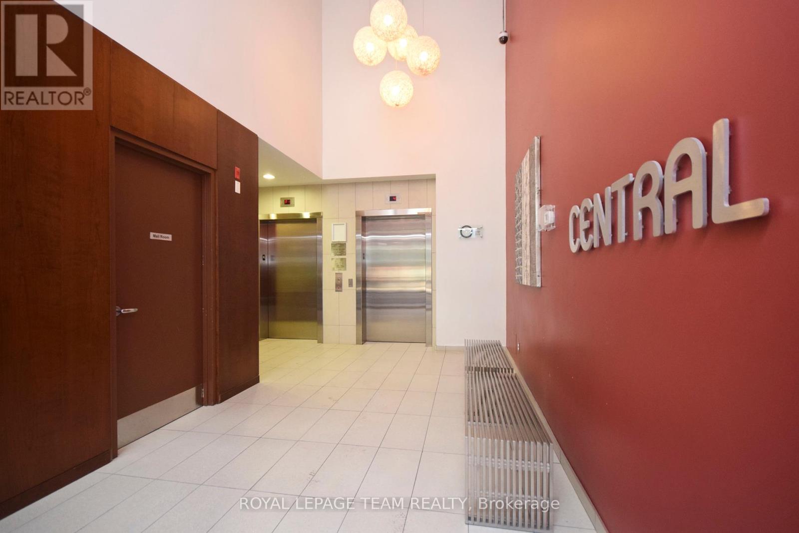 522 - 349 Mcleod Street, Ottawa, Ontario  K2P 0S1 - Photo 2 - X12432372