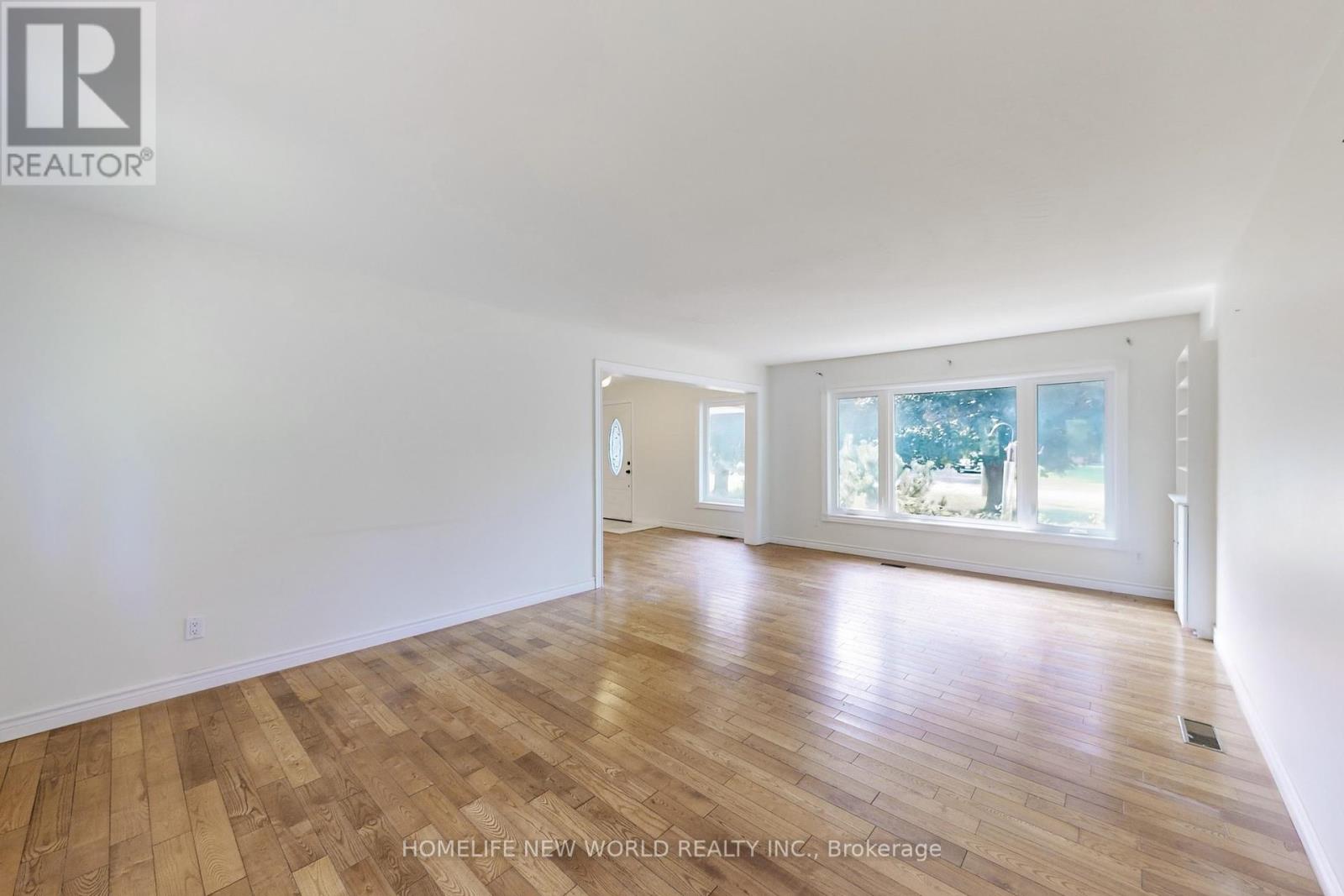 66 Farr Avenue, East Gwillimbury, Ontario  L0G 1V0 - Photo 8 - N12432288