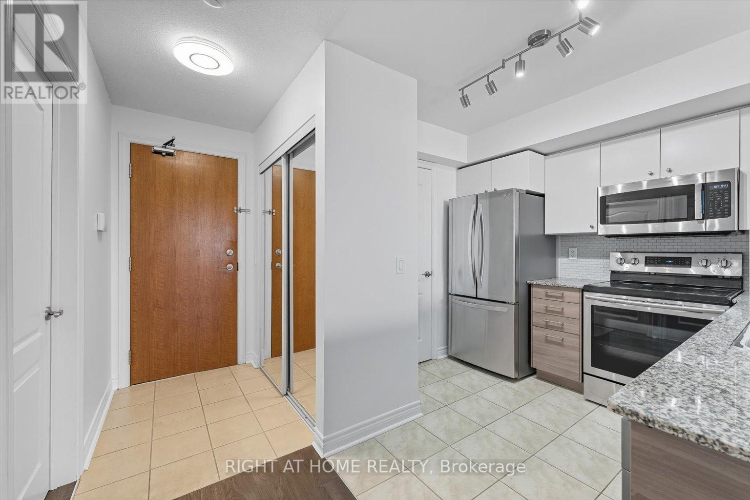 509 - 50 Disera Drive, Vaughan, Ontario  L4J 9E9 - Photo 3 - N12432297