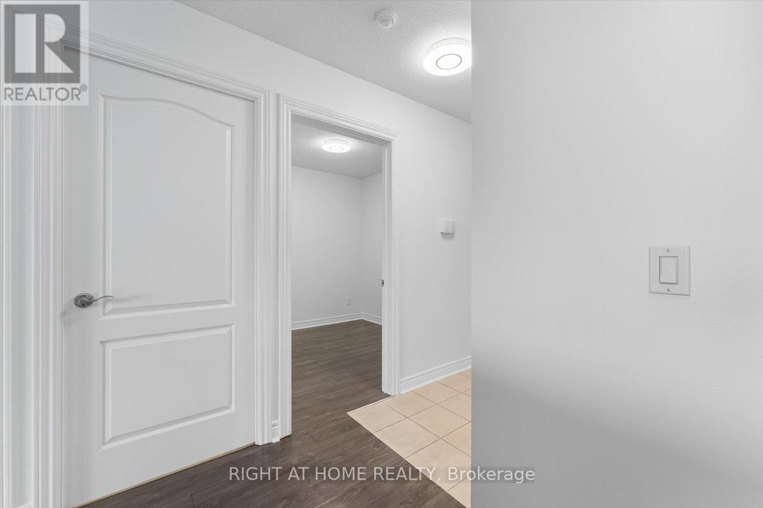 509 - 50 Disera Drive, Vaughan, Ontario  L4J 9E9 - Photo 4 - N12432297