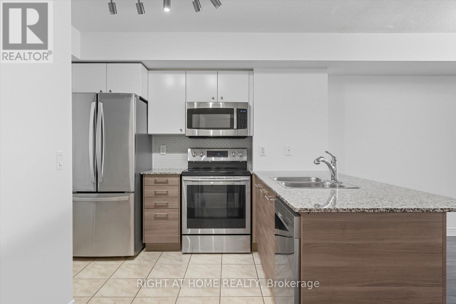 509 - 50 Disera Drive, Vaughan, Ontario  L4J 9E9 - Photo 8 - N12432297