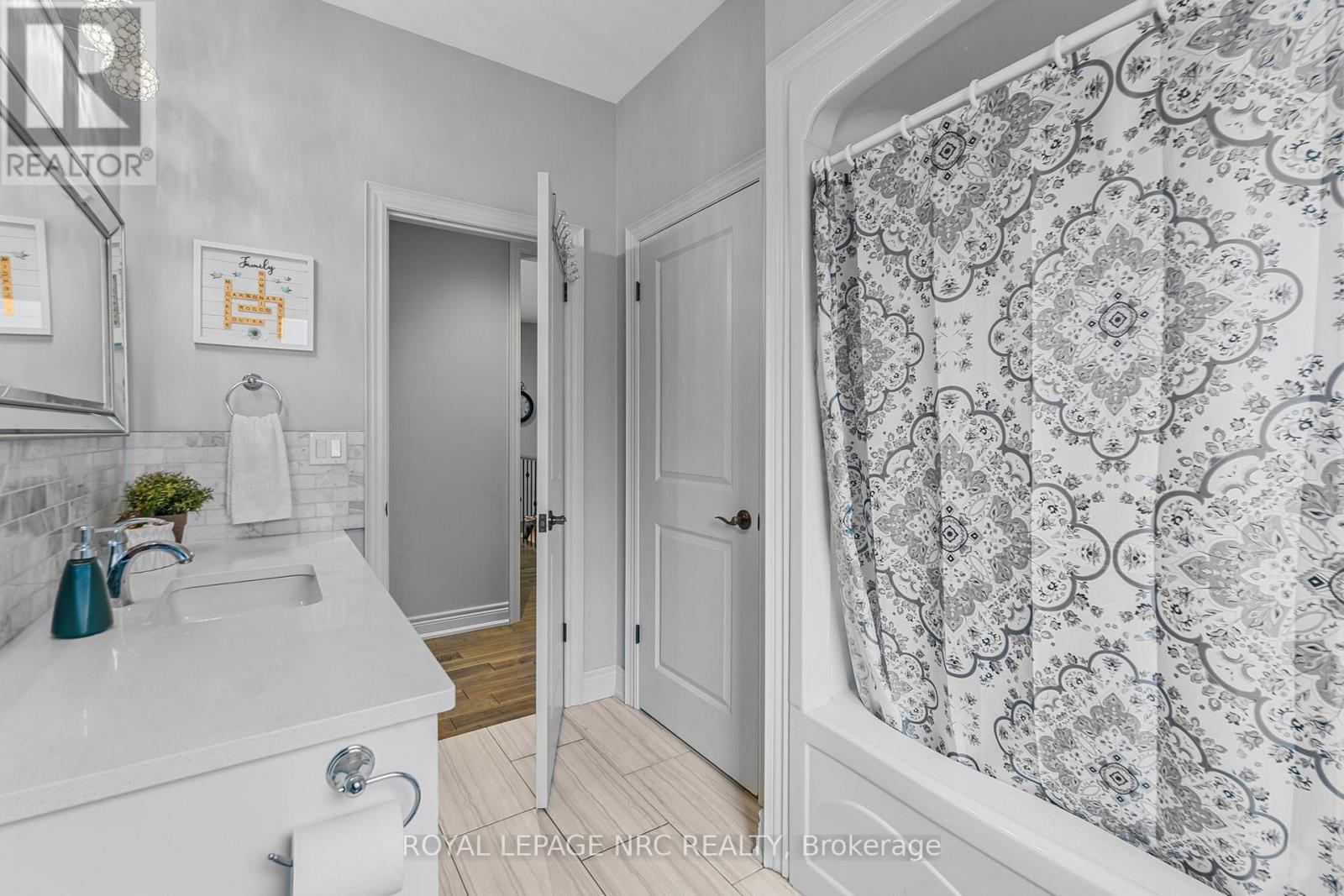 23 Abbott Place, Pelham (Fonthill), Ontario  L0S 1E5 - Photo 10 - X12432315