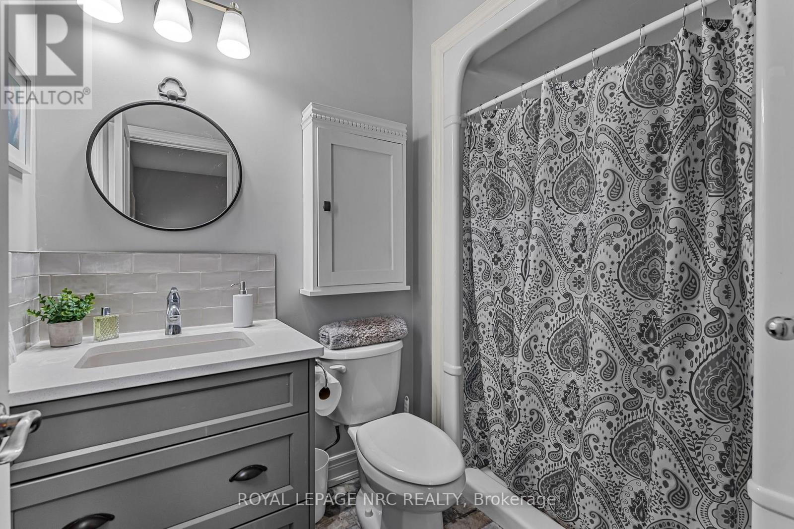 23 Abbott Place, Pelham (Fonthill), Ontario  L0S 1E5 - Photo 14 - X12432315