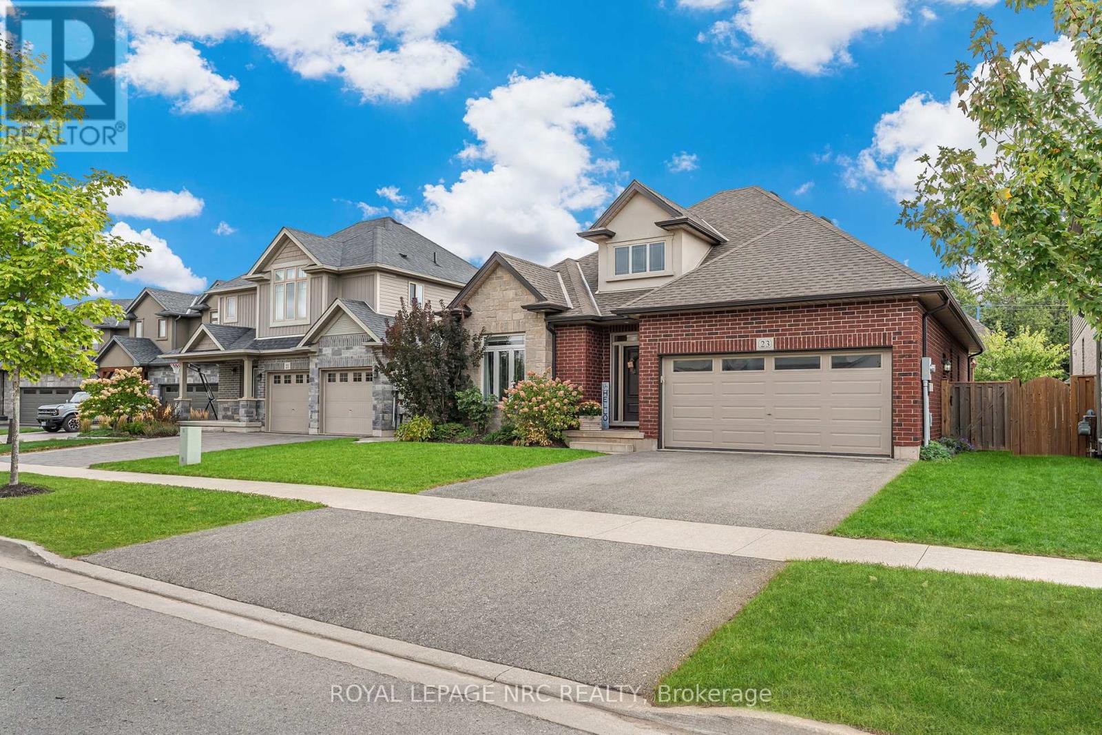 23 Abbott Place, Pelham (Fonthill), Ontario  L0S 1E5 - Photo 2 - X12432315