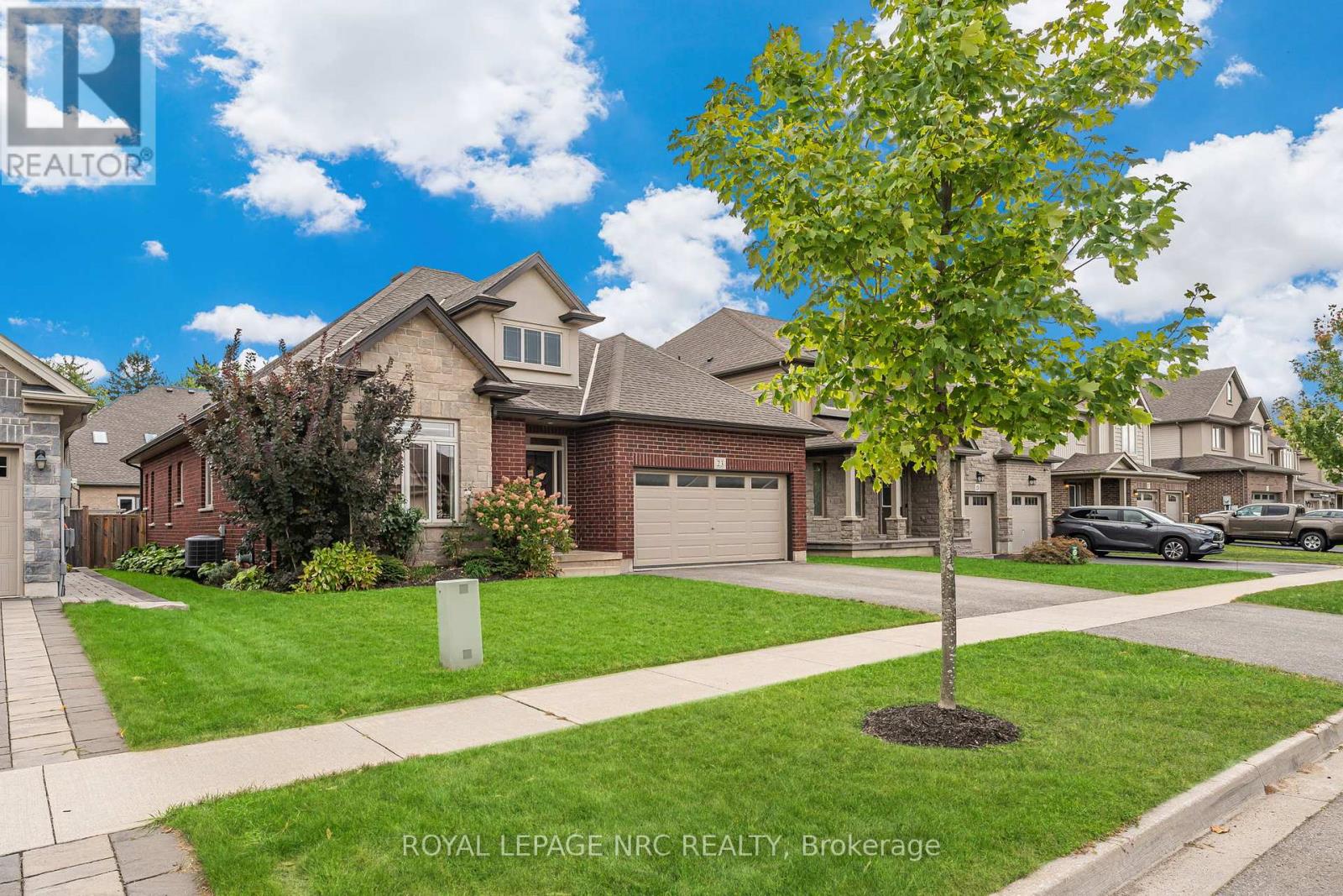 23 Abbott Place, Pelham (Fonthill), Ontario  L0S 1E5 - Photo 3 - X12432315