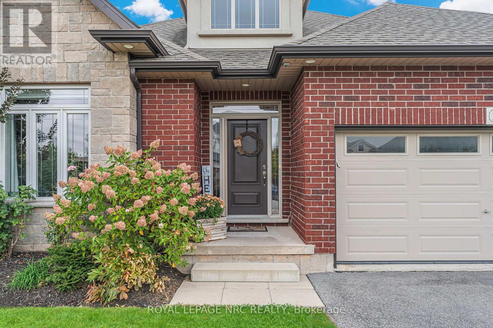 23 Abbott Place, Pelham (Fonthill), Ontario  L0S 1E5 - Photo 4 - X12432315