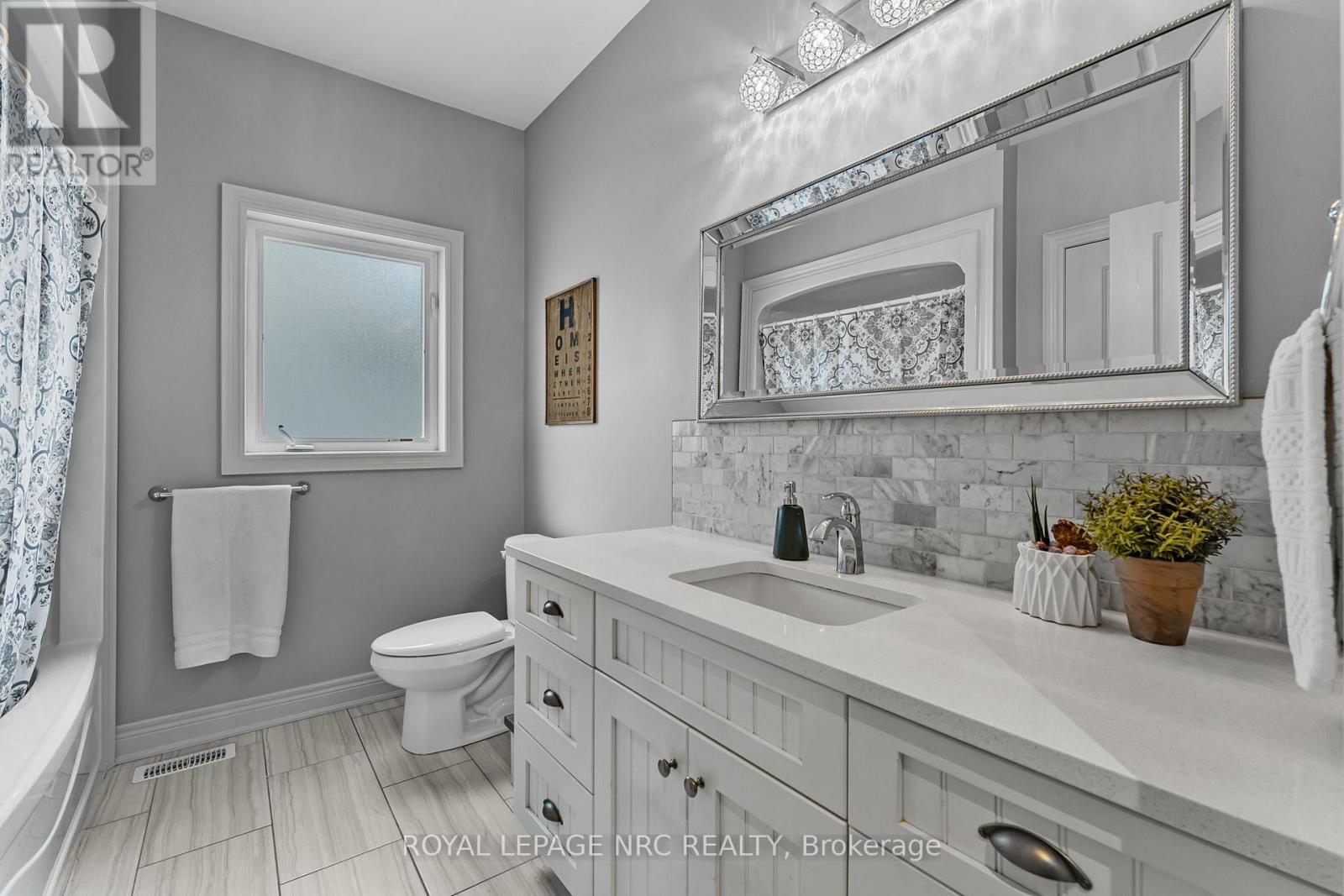 23 Abbott Place, Pelham (Fonthill), Ontario  L0S 1E5 - Photo 9 - X12432315